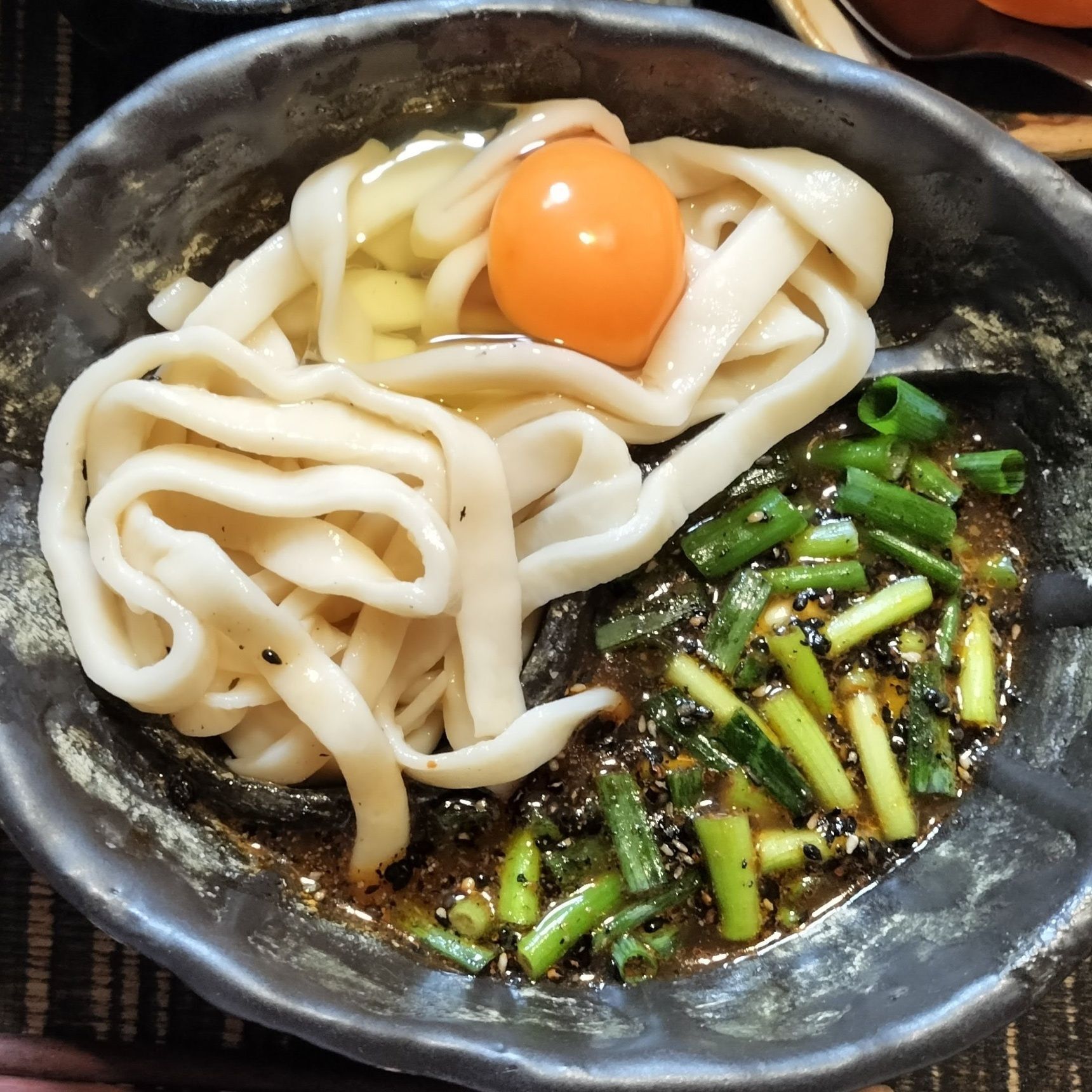 ■うどんに生卵を絡め、タレをつけて、小ネギと一緒に、いただきまーす！美味〜■