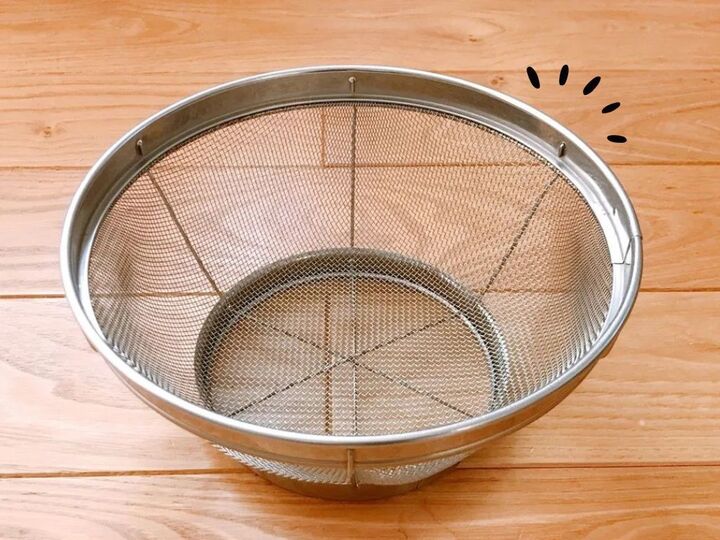 パスタのゆで汁切ったあとは、放置NG!ザルはこうやって洗うのが正解です。網目の汚れもスッキリきれいに!