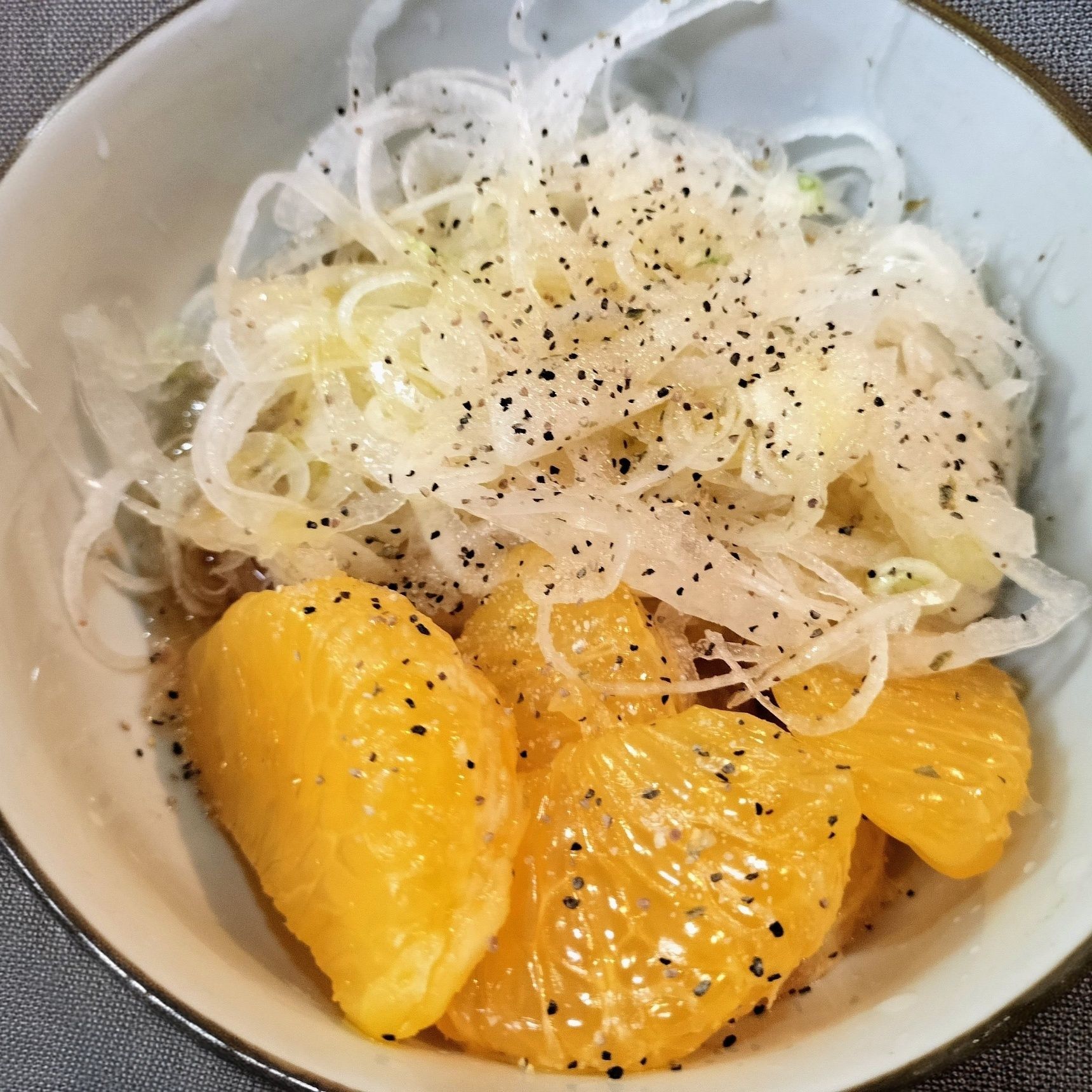 3、器に、紅八朔と新玉ねぎと材料●を入れて混ぜる（30分程放置）