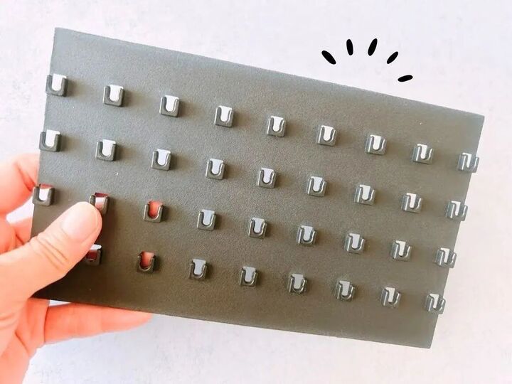 【100均】モタモタ解消!車移動がちょこっと快適になる「穴だらけの板」の正体は?