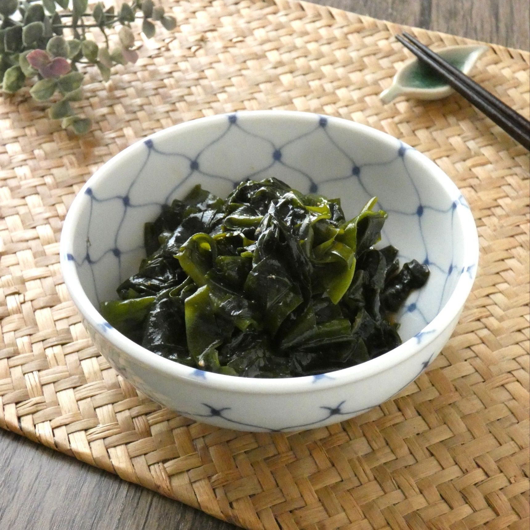 材料4つを混ぜるだけ！「生わかめのサムジャンあえ」