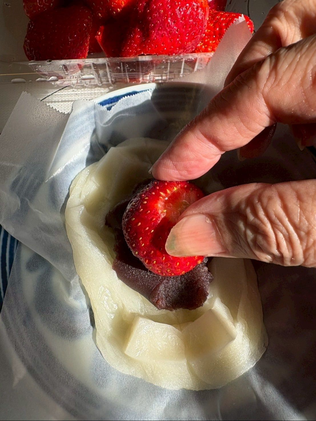 餡の上に苺を下向きに乗せます。