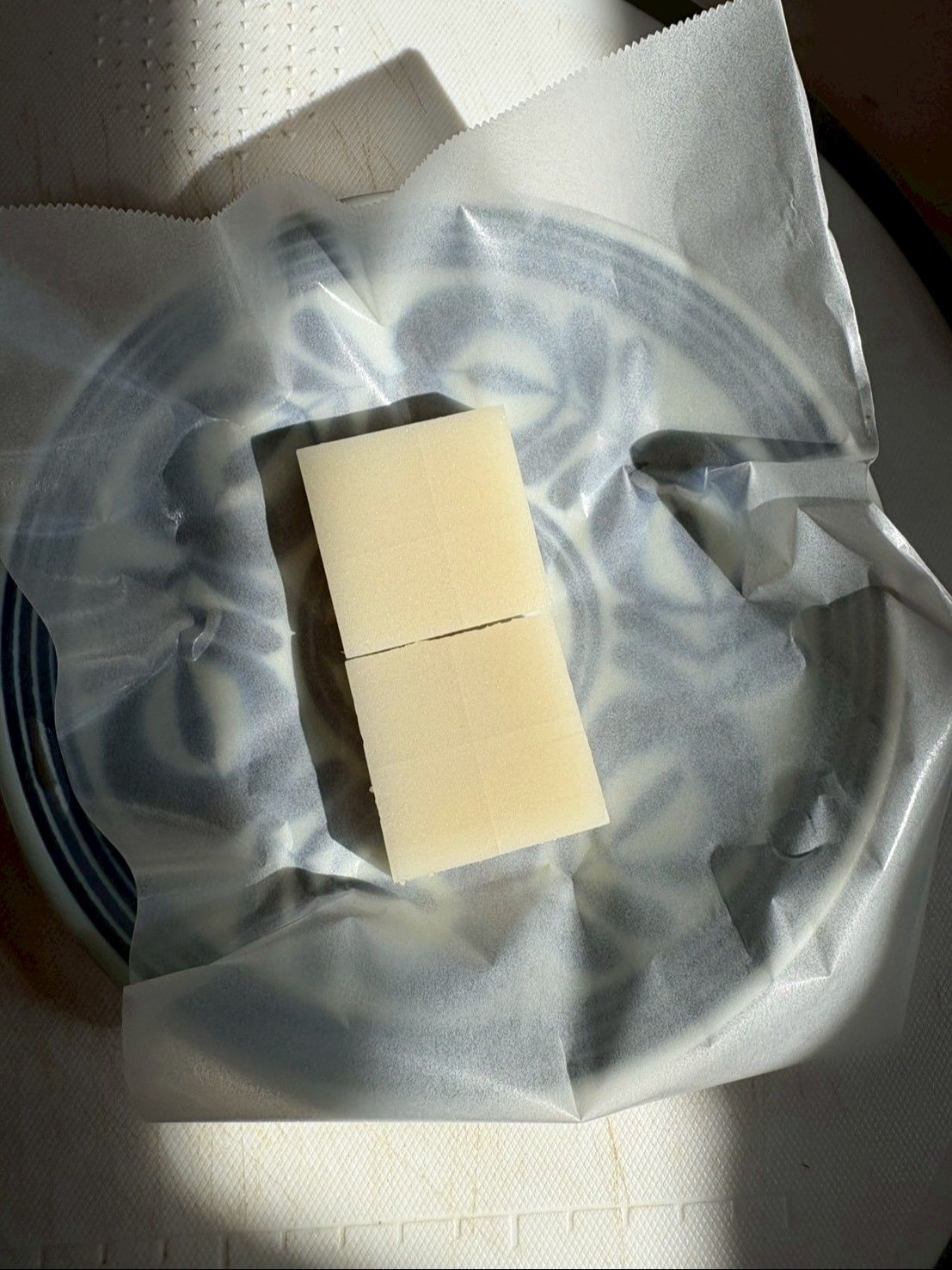 小皿にクッキングペーパーを敷いて、お餅を縦に2個並べます。