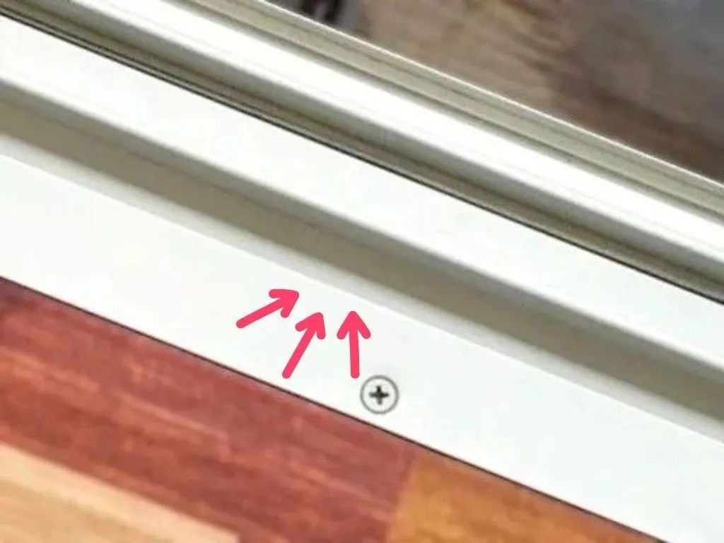 サッシの溝を〈超簡単〉に掃除する裏ワザ。「めっちゃスッキリする！！」「こりゃヤミツキだ♡」