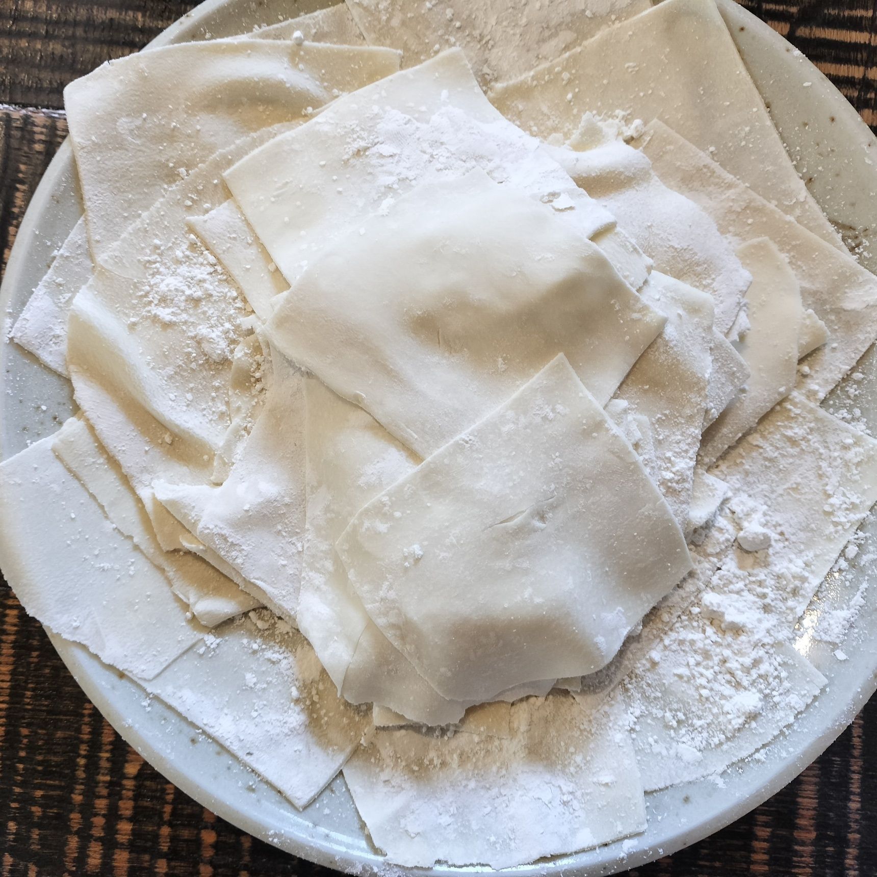 8.手順5の生地に、（分量外の）薄力粉をまぶす→なんとなく長方形又は正方形に薄く伸ばす→なんとなく正方形に切る