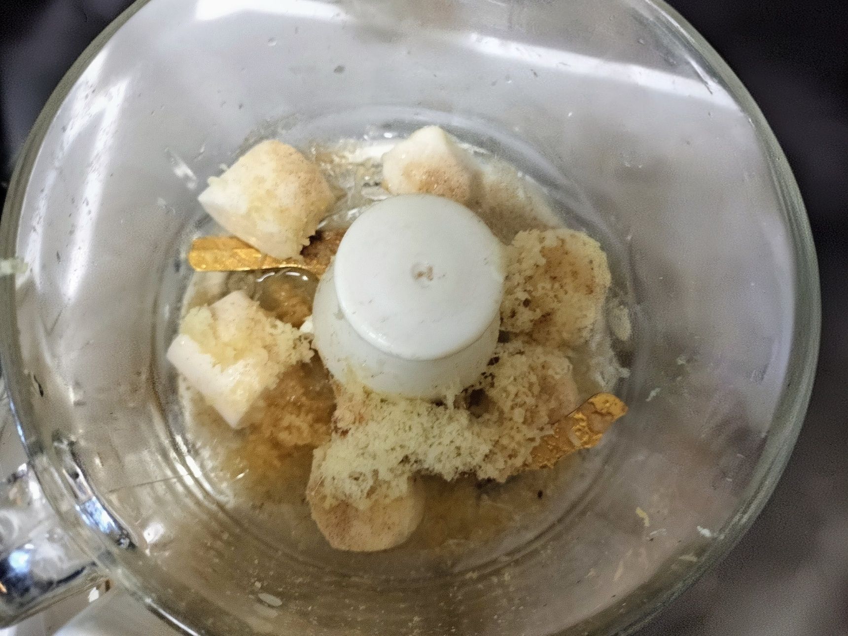 7.フードプロセッサーに（皮を剥いて適当な大きさに切った）長芋とすりおろし生姜と材料■と残りの海老を入れる→フードプロセッサーで撹拌させる