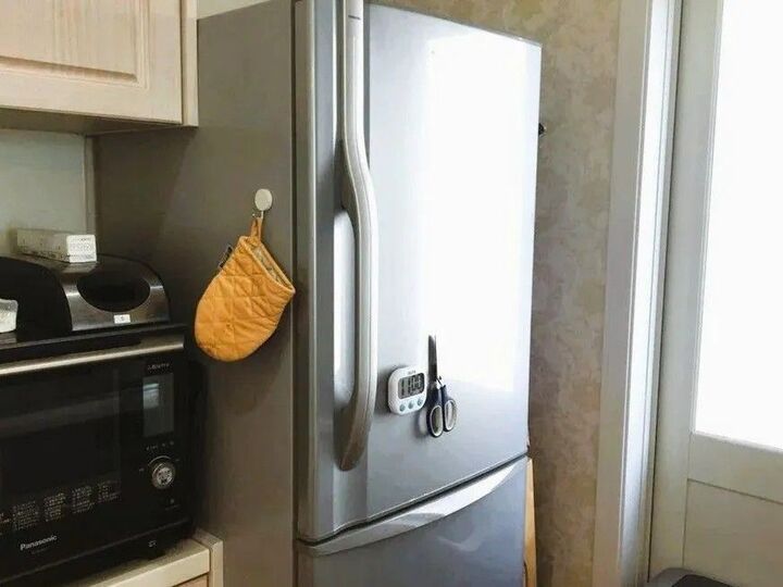 【100均活用】この手があったか!冷蔵庫のドアポケットが劇的に使いやすくなる「ナナメ置き」とは?
