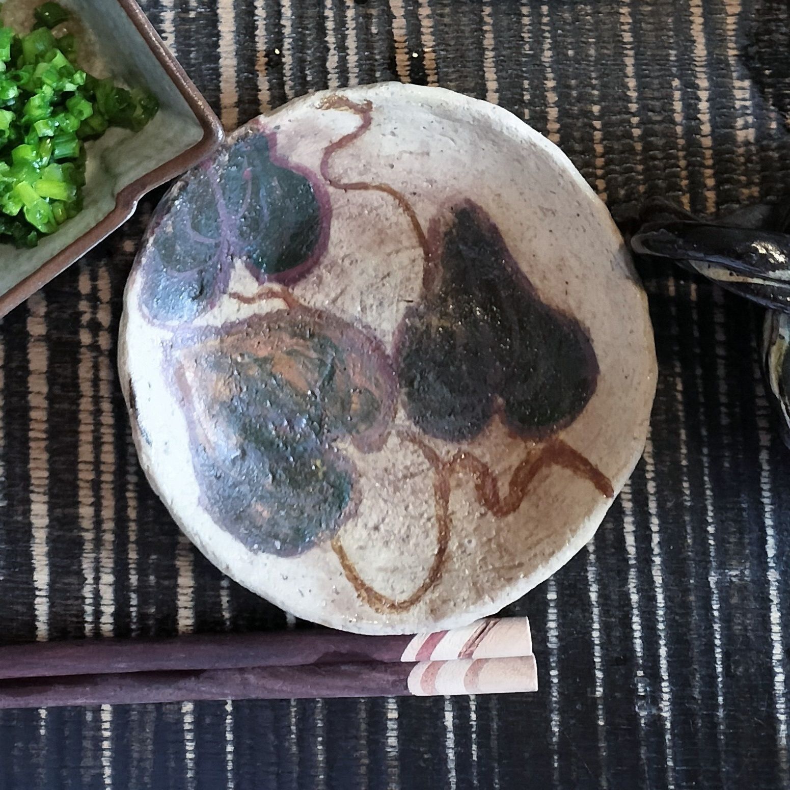 13.器に、醤油を入れ、手順11のごま油と手順12の小ネギとすりおろしを加える→熱々の海老焼売をつけて、いただきまーす！