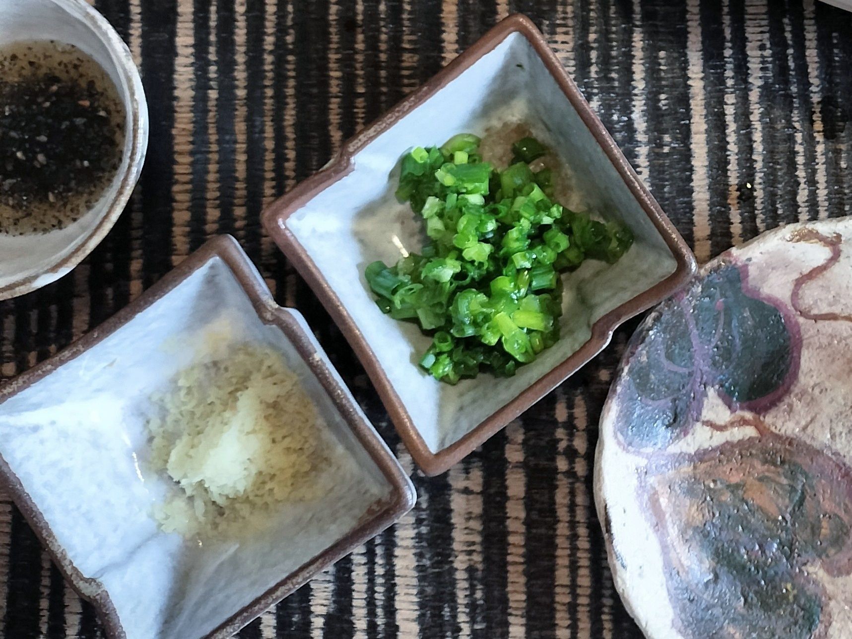 12.器に、小ネギとすりおろし生姜を入れる