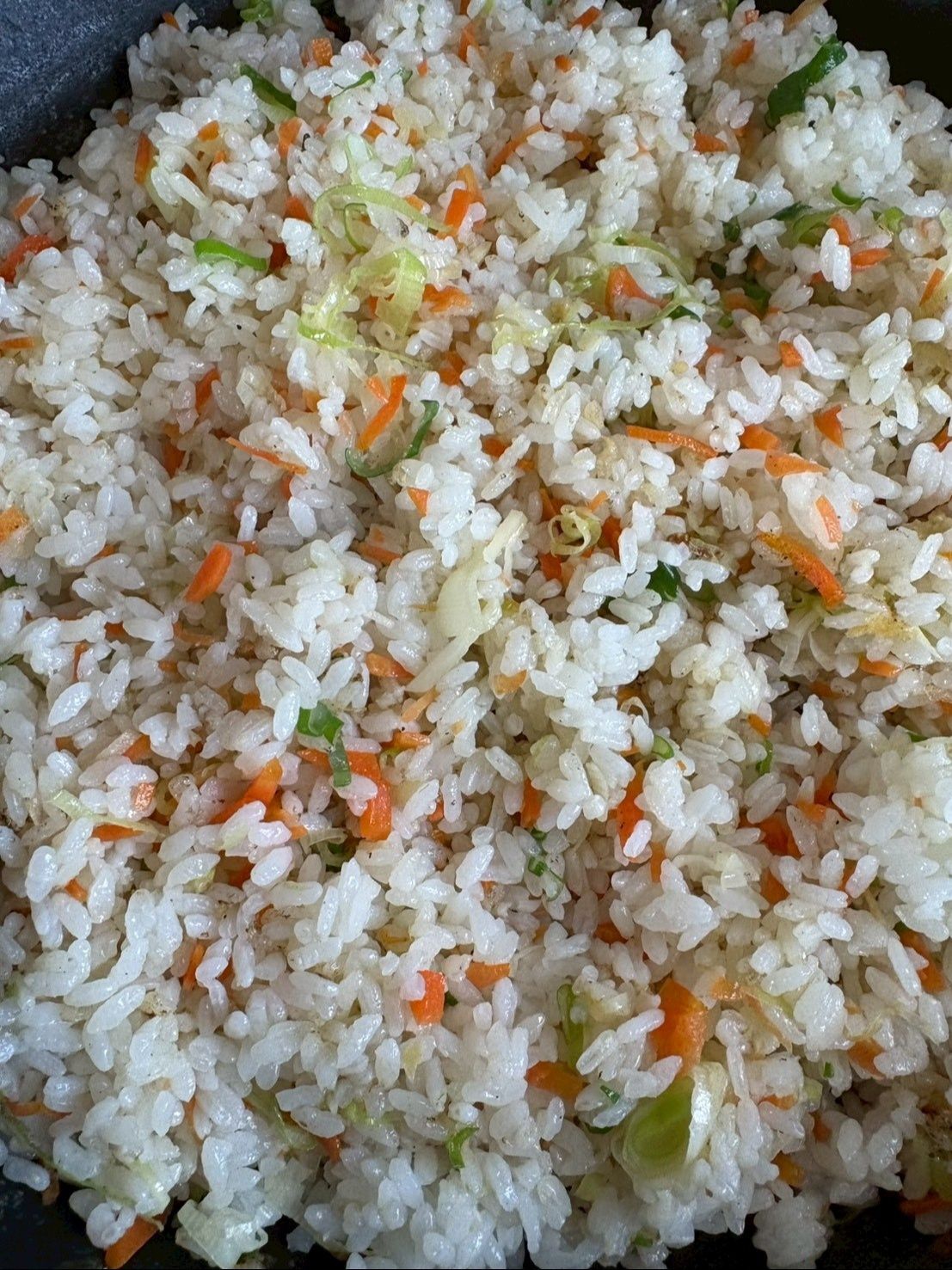 ご飯を入れて全体をよく炒め合わせます。