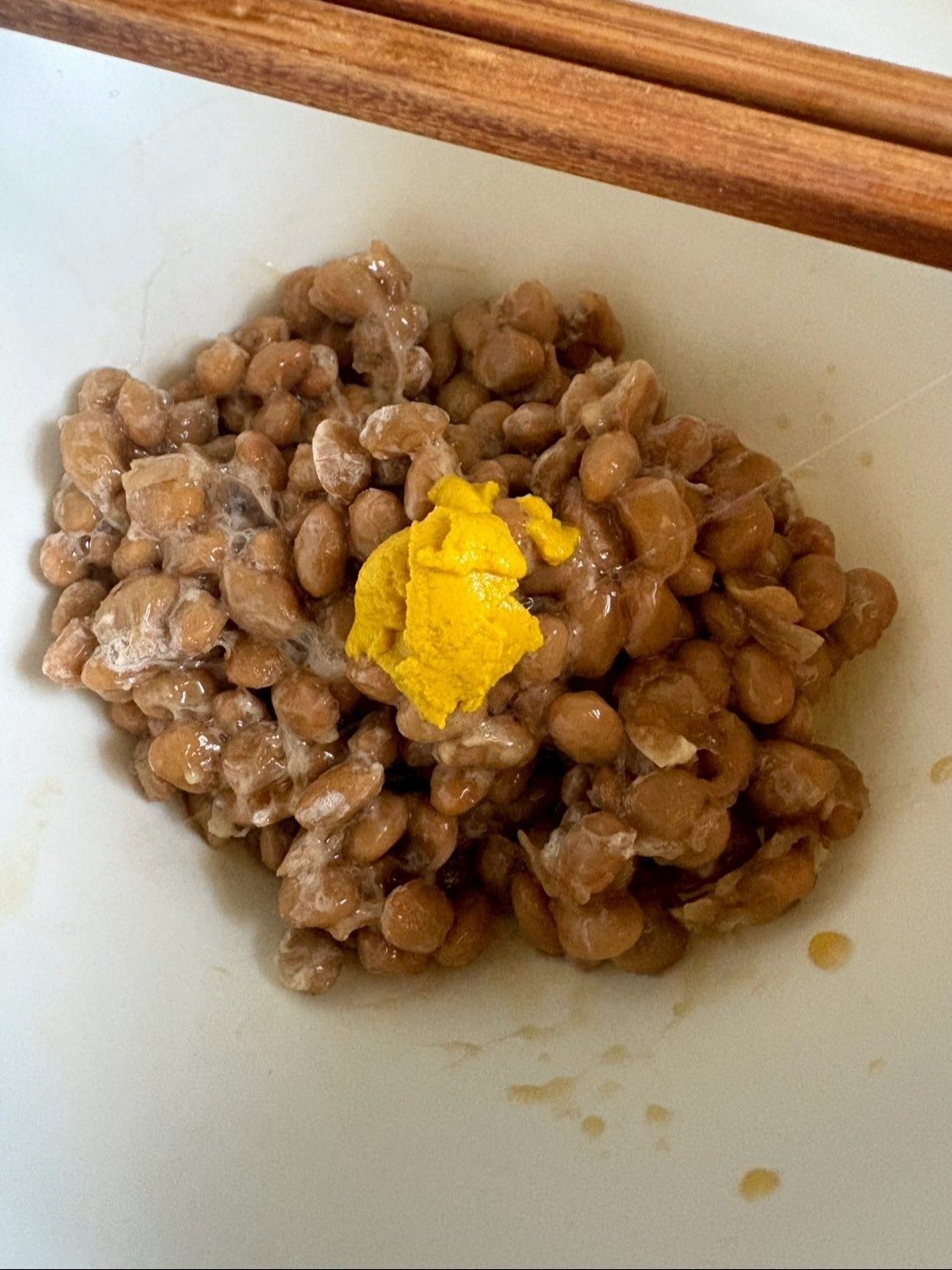 納豆はタレもカラシも全部入れてよくかき混ぜておきます。