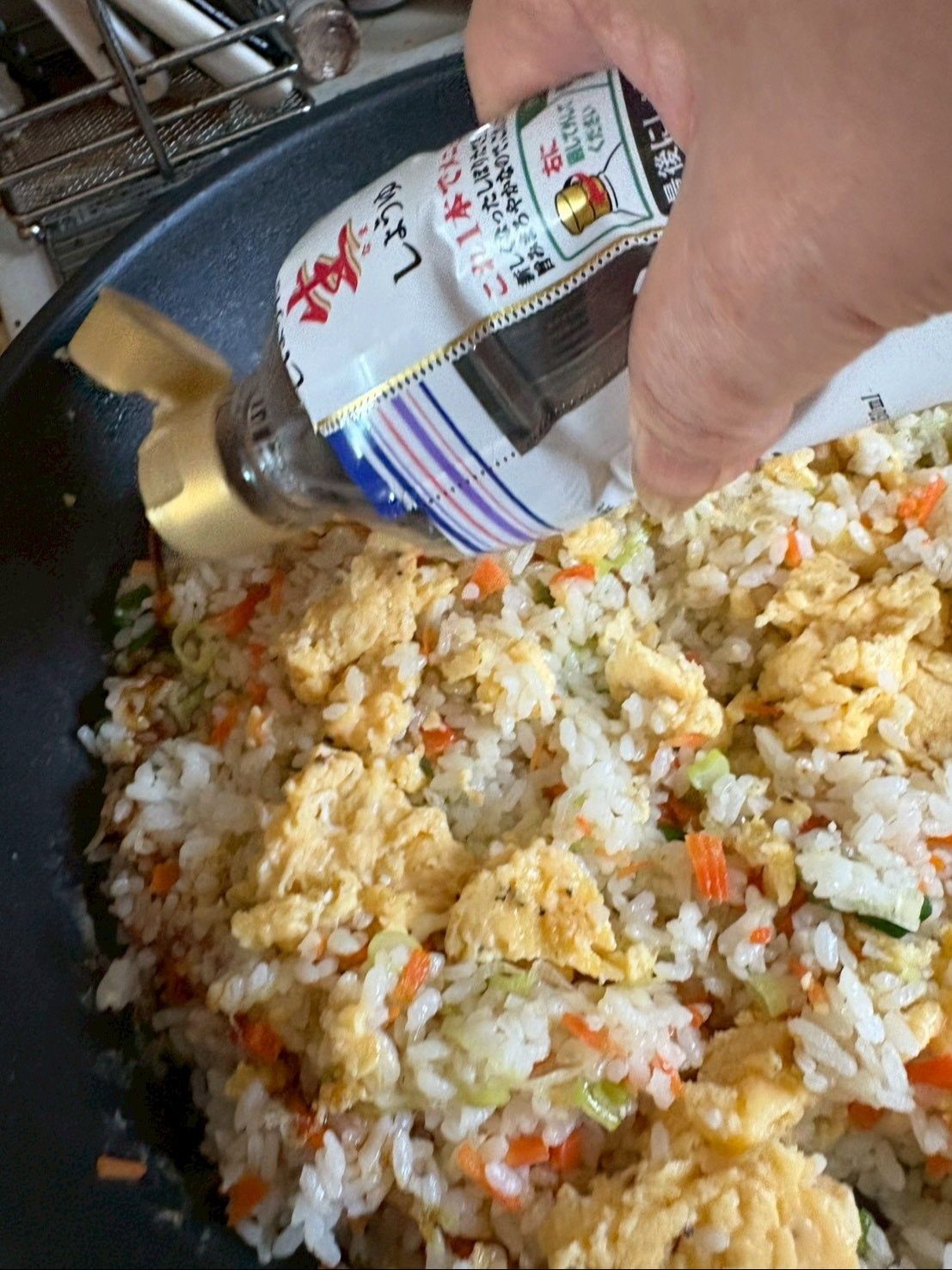 鍋肌にぐるぐるぐると醤油をかけで焦がします。