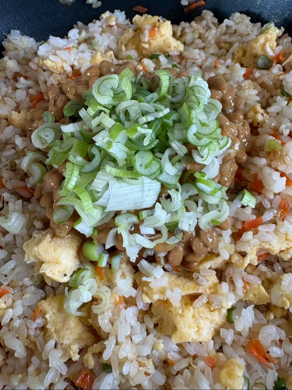 取っておいた細かく刻んだ追いネギも加えて一気に混ぜ合わせます。