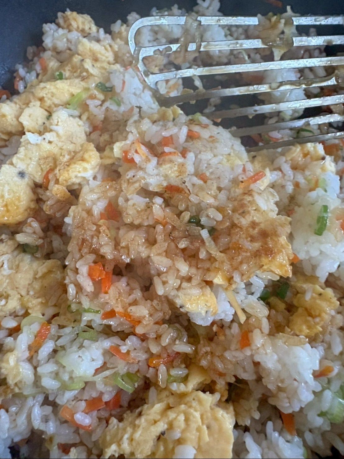 ご飯の焦げたところをよく混ぜてください。