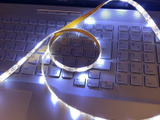 ダイソーのLEDテープライトでデスク周りをDIY