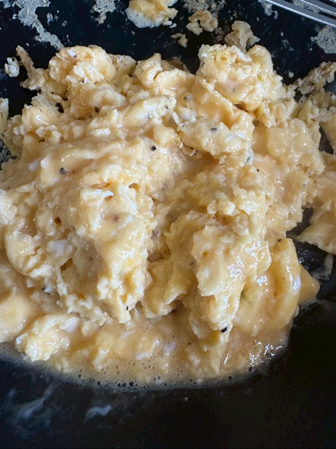 卵はフワフワに焼いて、一度取り出しておきます。