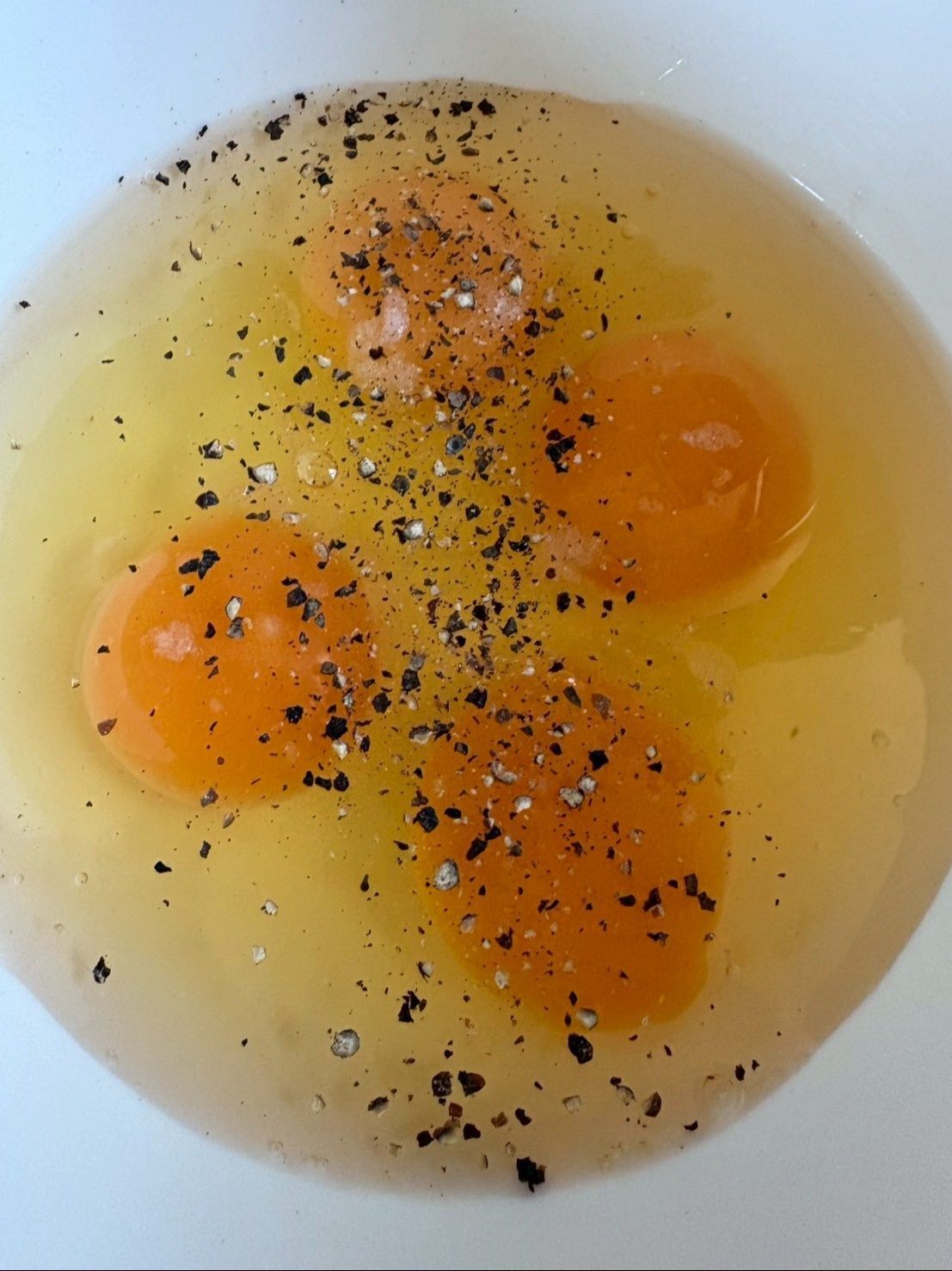 卵3個に塩コショウして先に割りほぐしておきます。