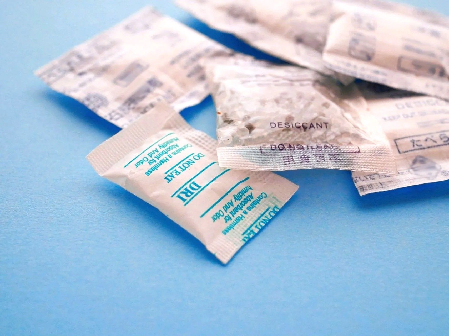 お菓子に入っている〈乾燥剤〉捨てないで！お役立ちアイデアを大発見♪