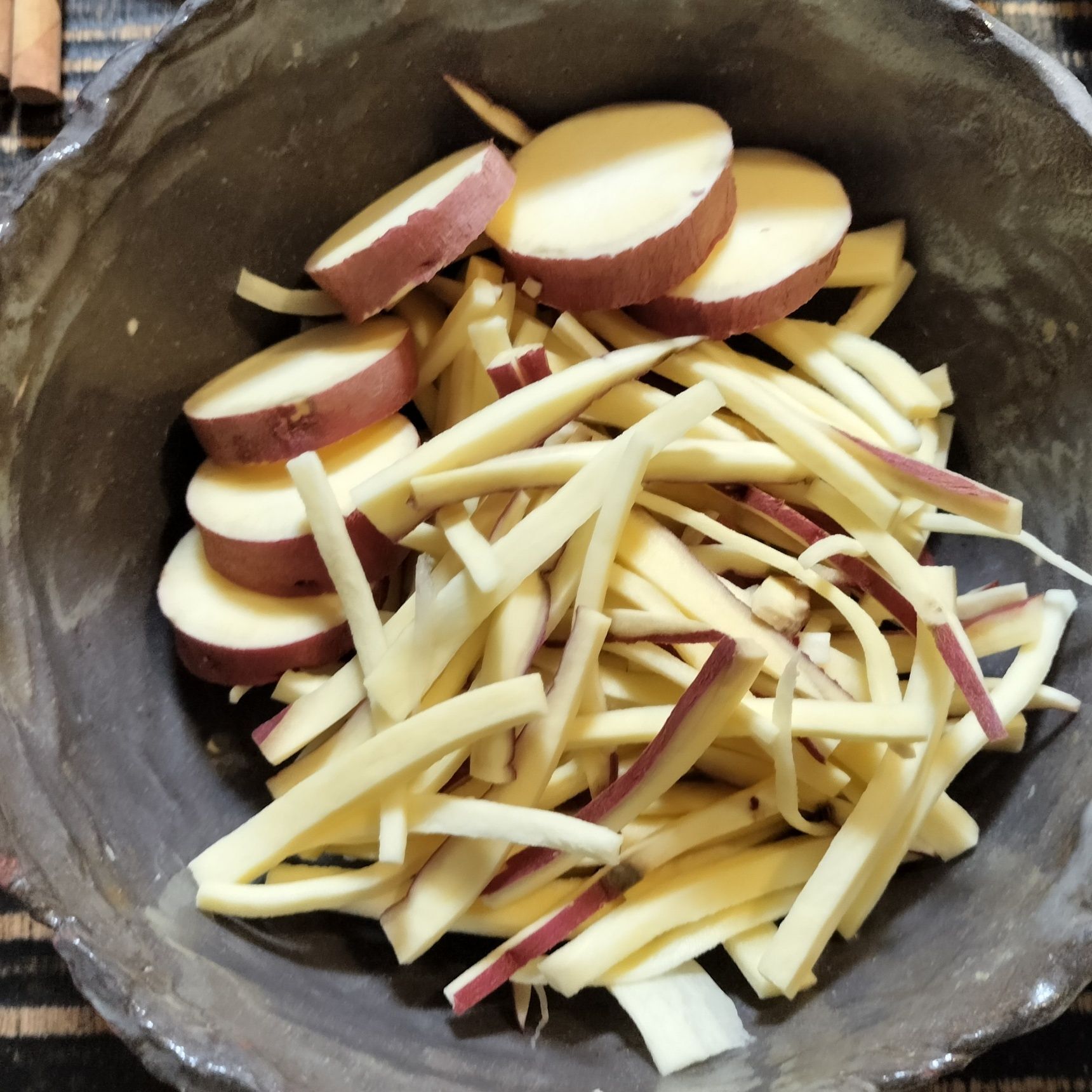 千切りさつまいもの天ぷらは、おなじみのタレが合う〜！輪切りさつまいもの天ぷらは、天然塩で！