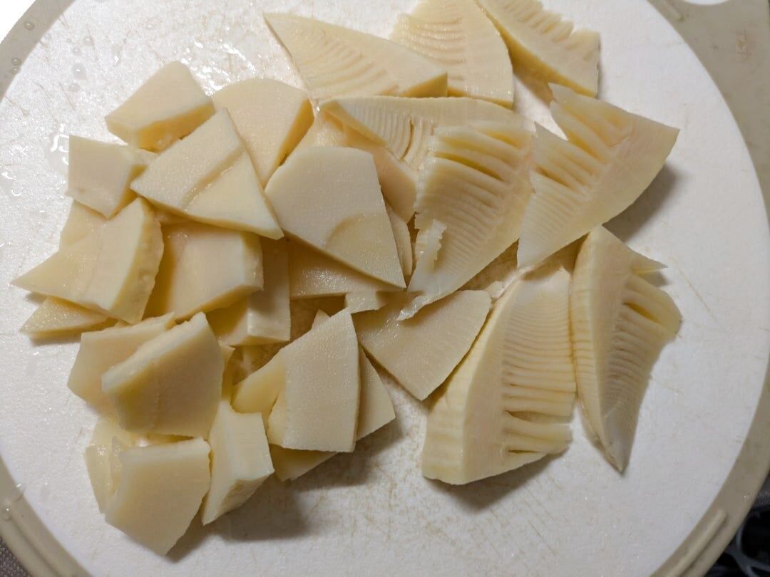 根本は横に、穂先は縦にカットします。