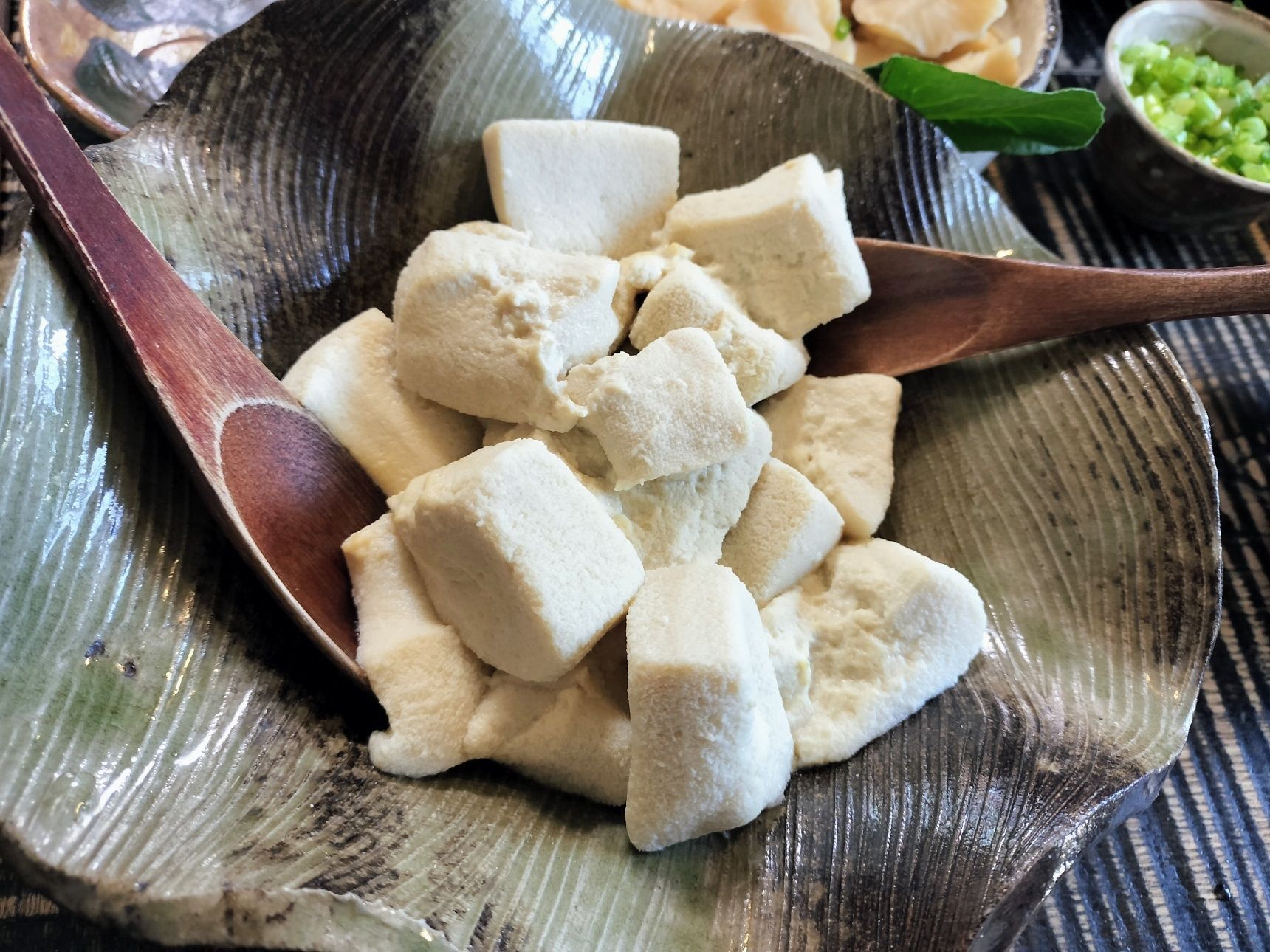 4、電子レンジで3分加熱する→高野豆腐を軽く押さえながら、しっかりお湯をきる