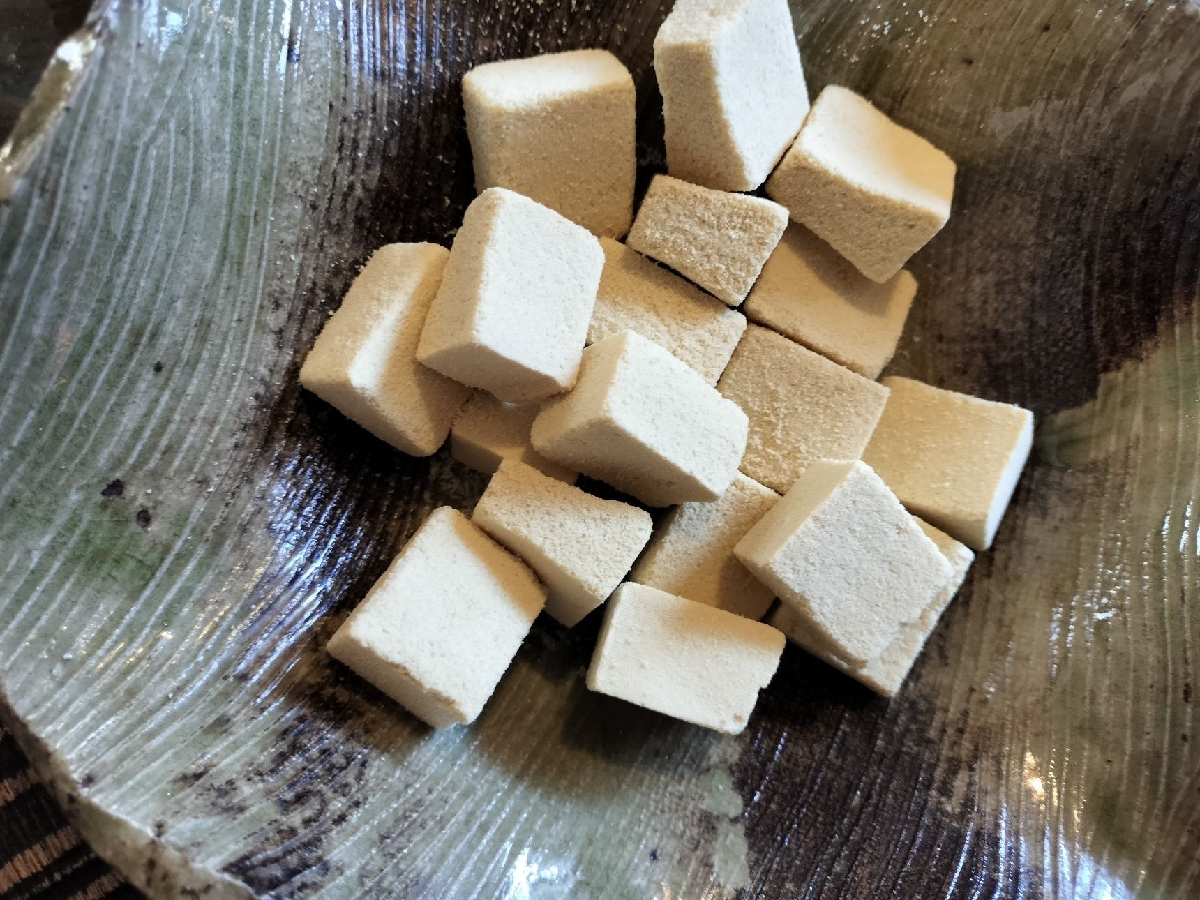 2、耐熱食器に、高野豆腐を入れる