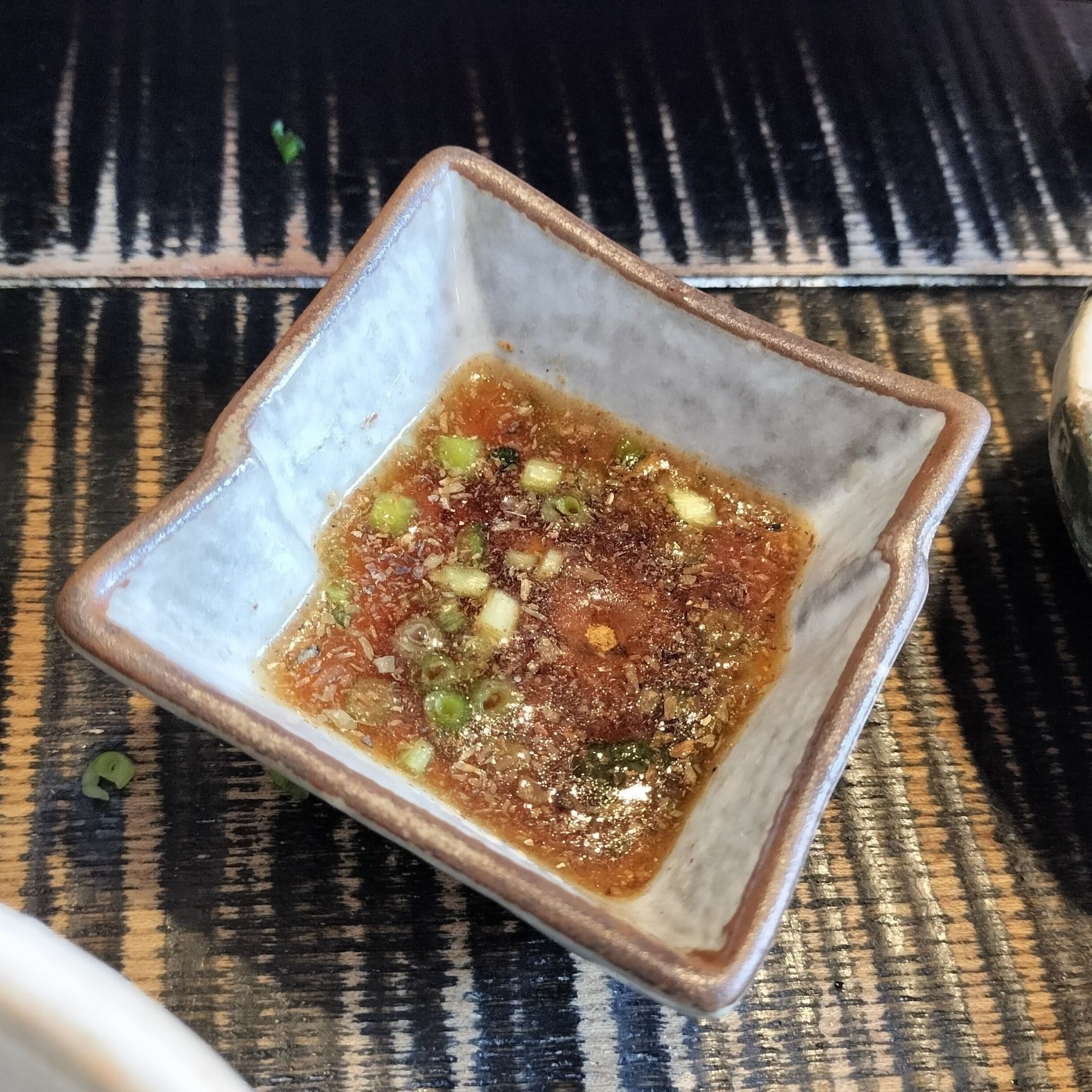 5、食べる直前に、手順1のだしつゆに、小ネギを加える→だしつゆに高野豆腐を半分ほど浸して、いただきまーす！