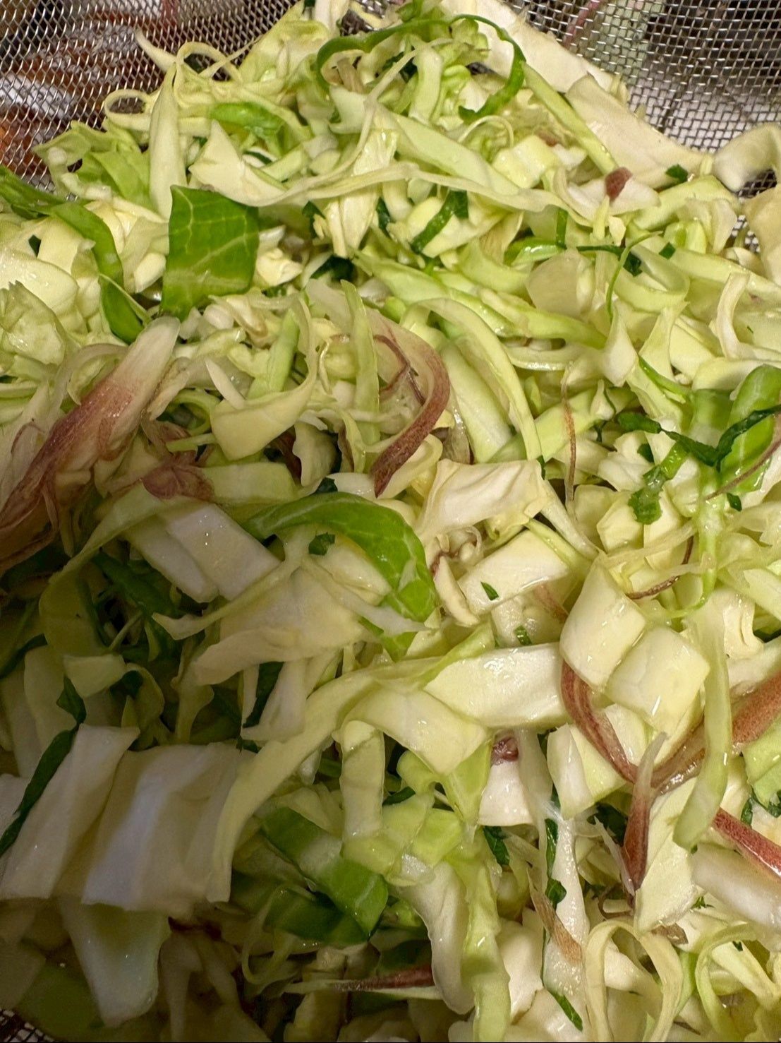 混ぜるのはギュッではなく、下からふんわりふんわり混ぜ合わせます