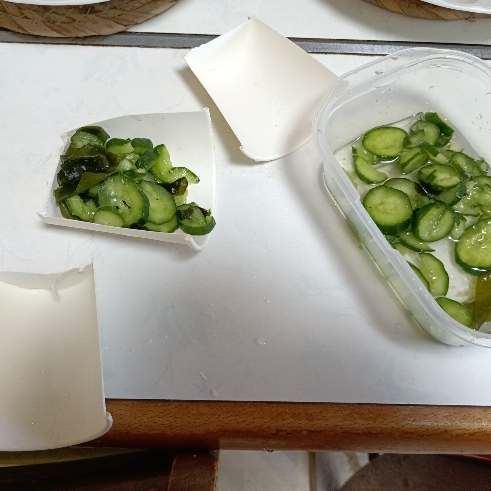 紙コップは半分に切っておかず入れに