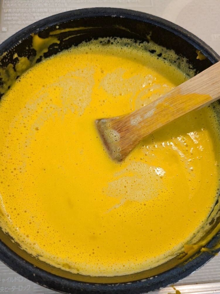 最後に牛乳を入れて、弱火で煮込む。