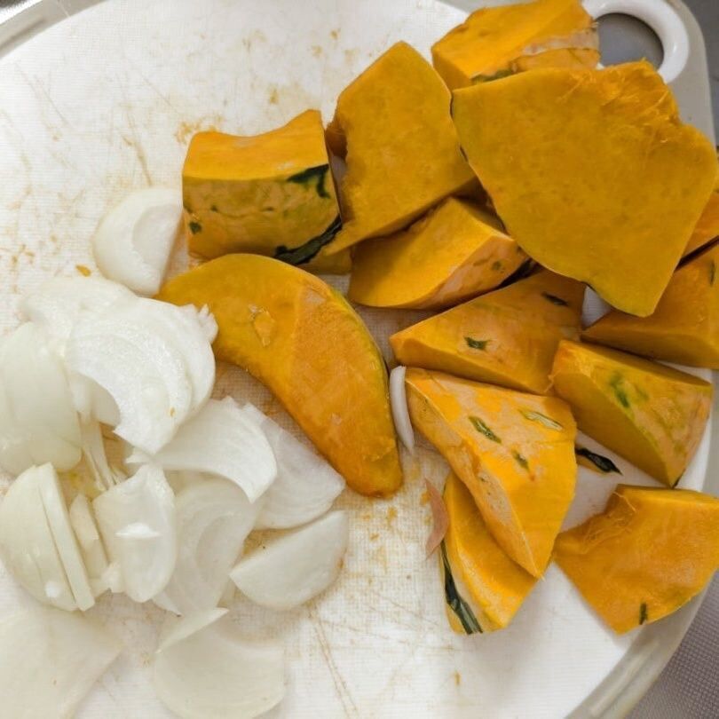 かぼちゃと玉ねぎをカットする。