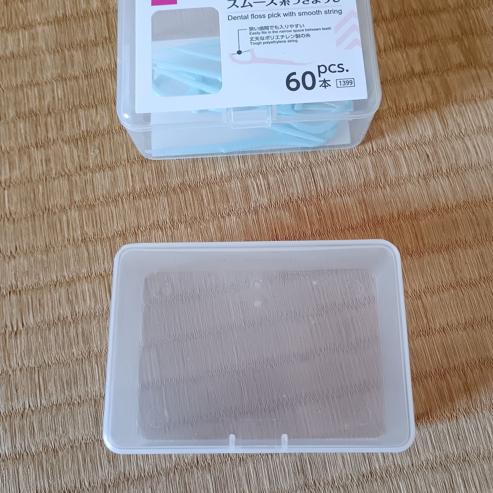 透明の入れ歯入れ、蓋付き