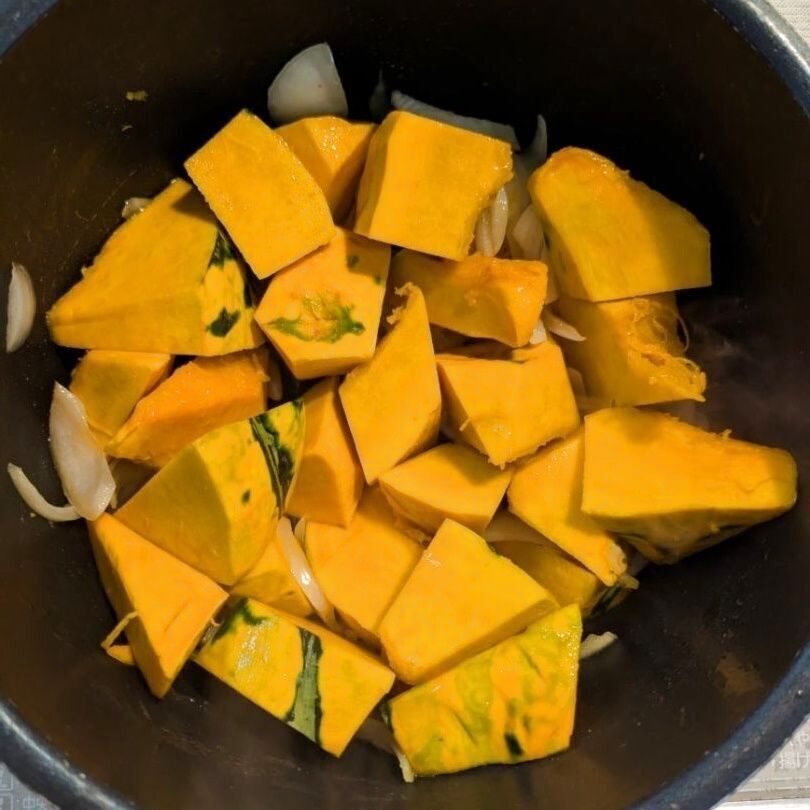 マーガリンを入れた鍋でかぼちゃ・玉ねぎを炒める。
