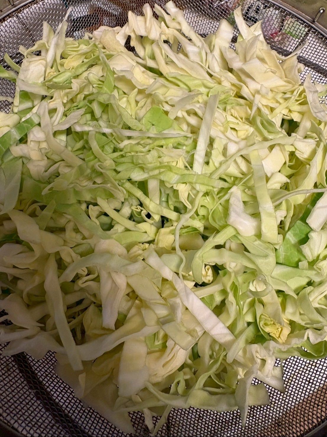 キャベツを2ミリくらいの幅に刻みます