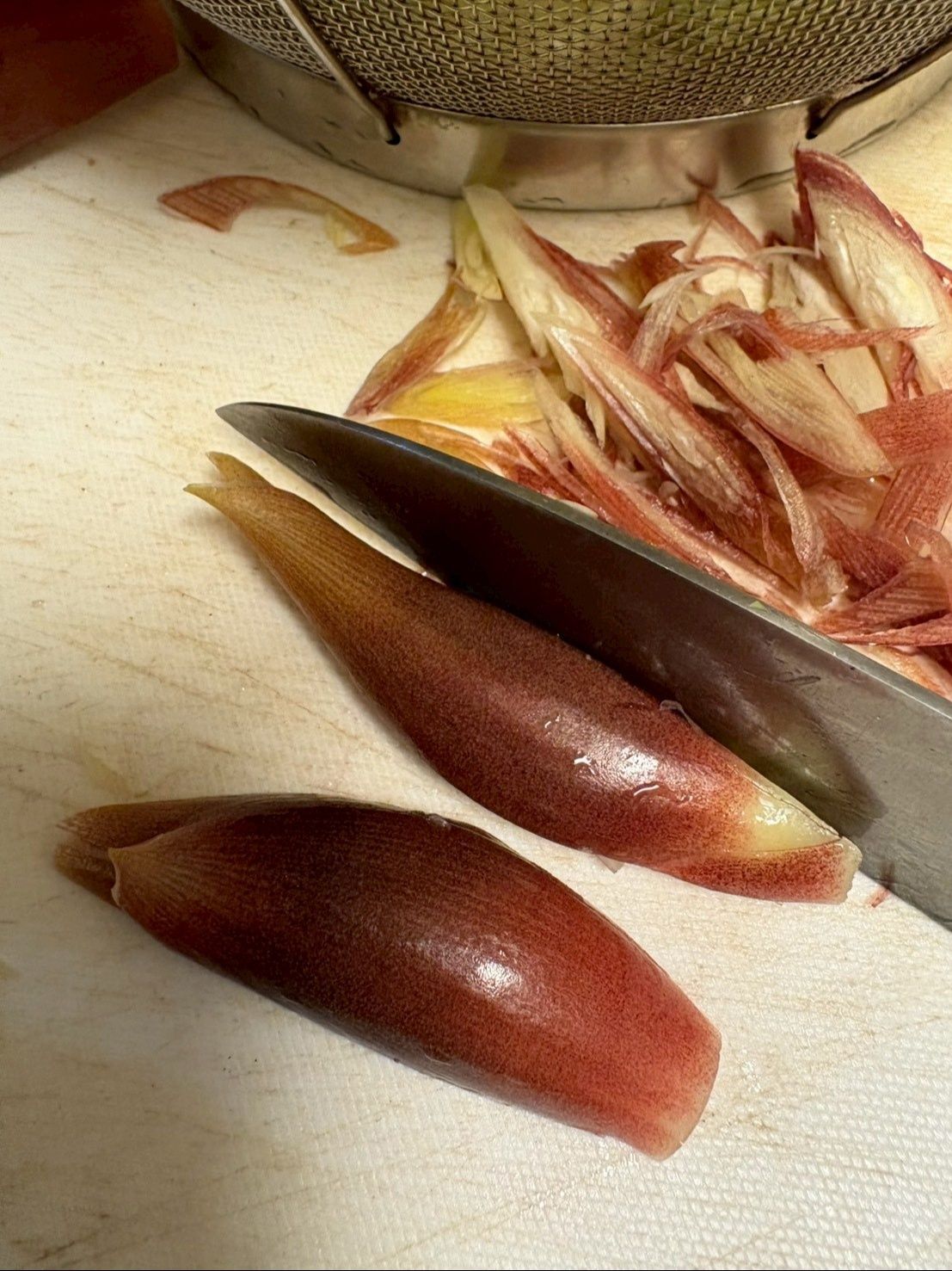 ミョウガは半分に切った物を千切りにします