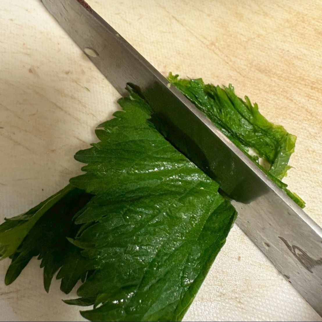 大葉は半分に切ってから千切りにします