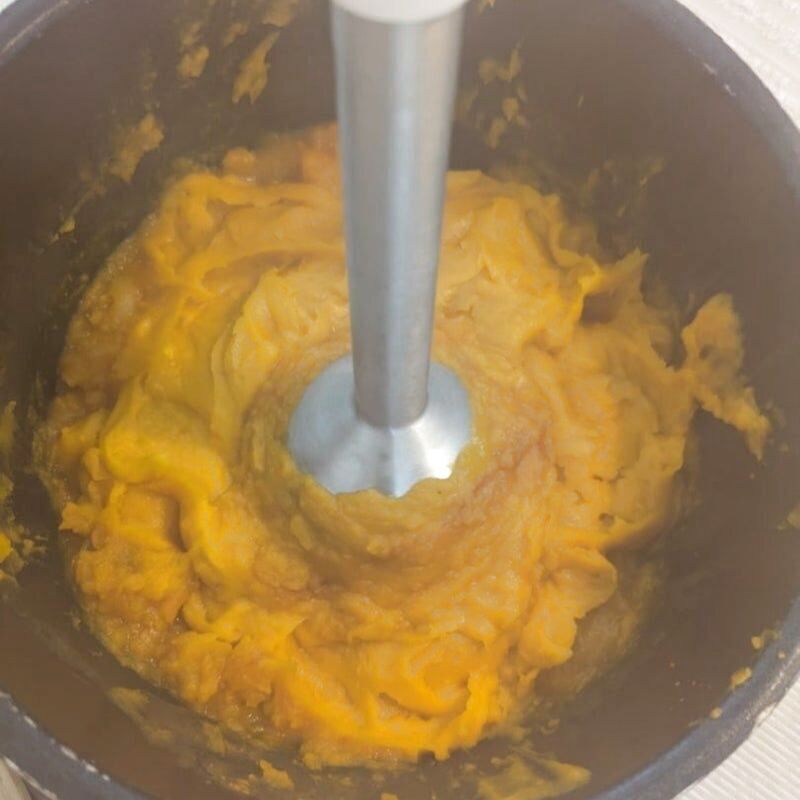 火を止め、ブレンダーで攪拌する。