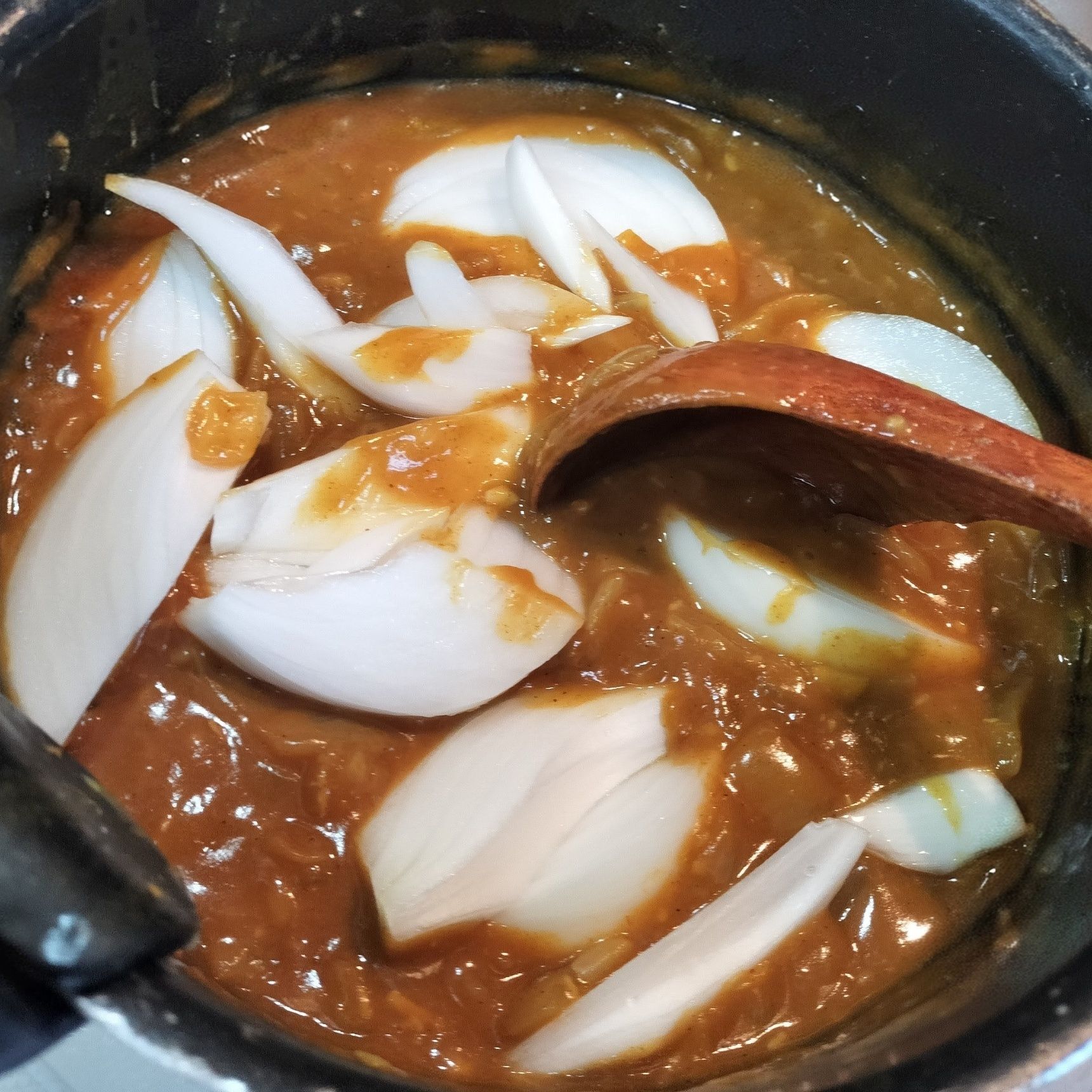 6、手順4のフライパンに新玉ねぎを加えて煮る