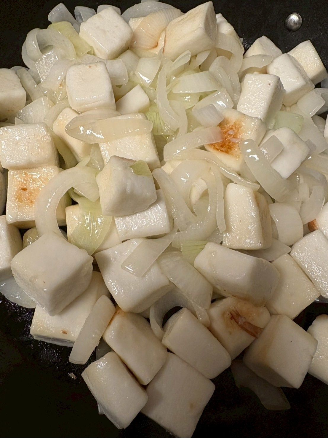 少しずつはんぺんに焼き目が付いてきたら仕上げです！