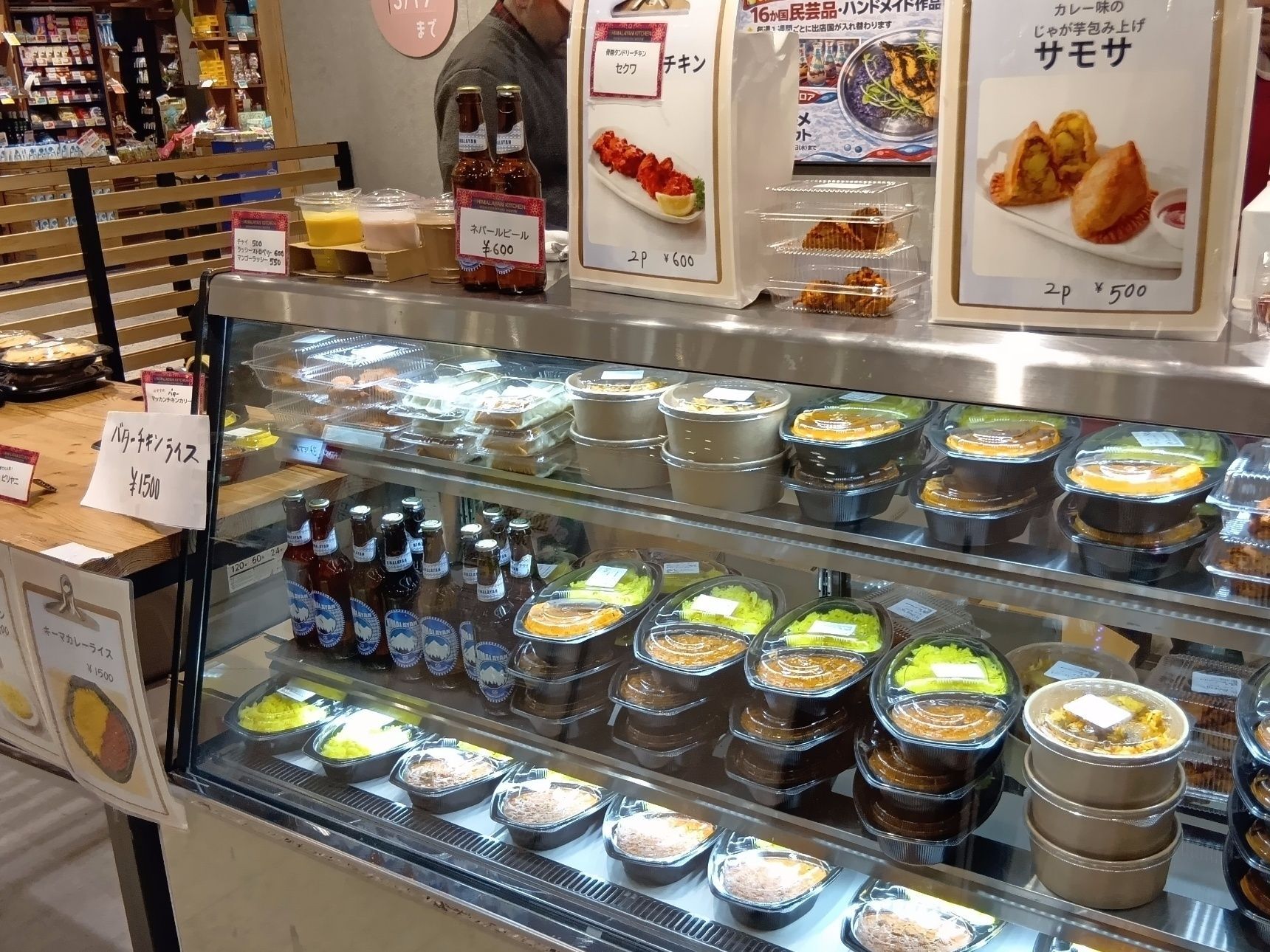 こちらの画像は、アフター万博でネパール料理が楽しめる、大阪マルイの入口すぐにあるお店の様子です。 入口を入ったらすぐなので、迷わず見つけられますよ