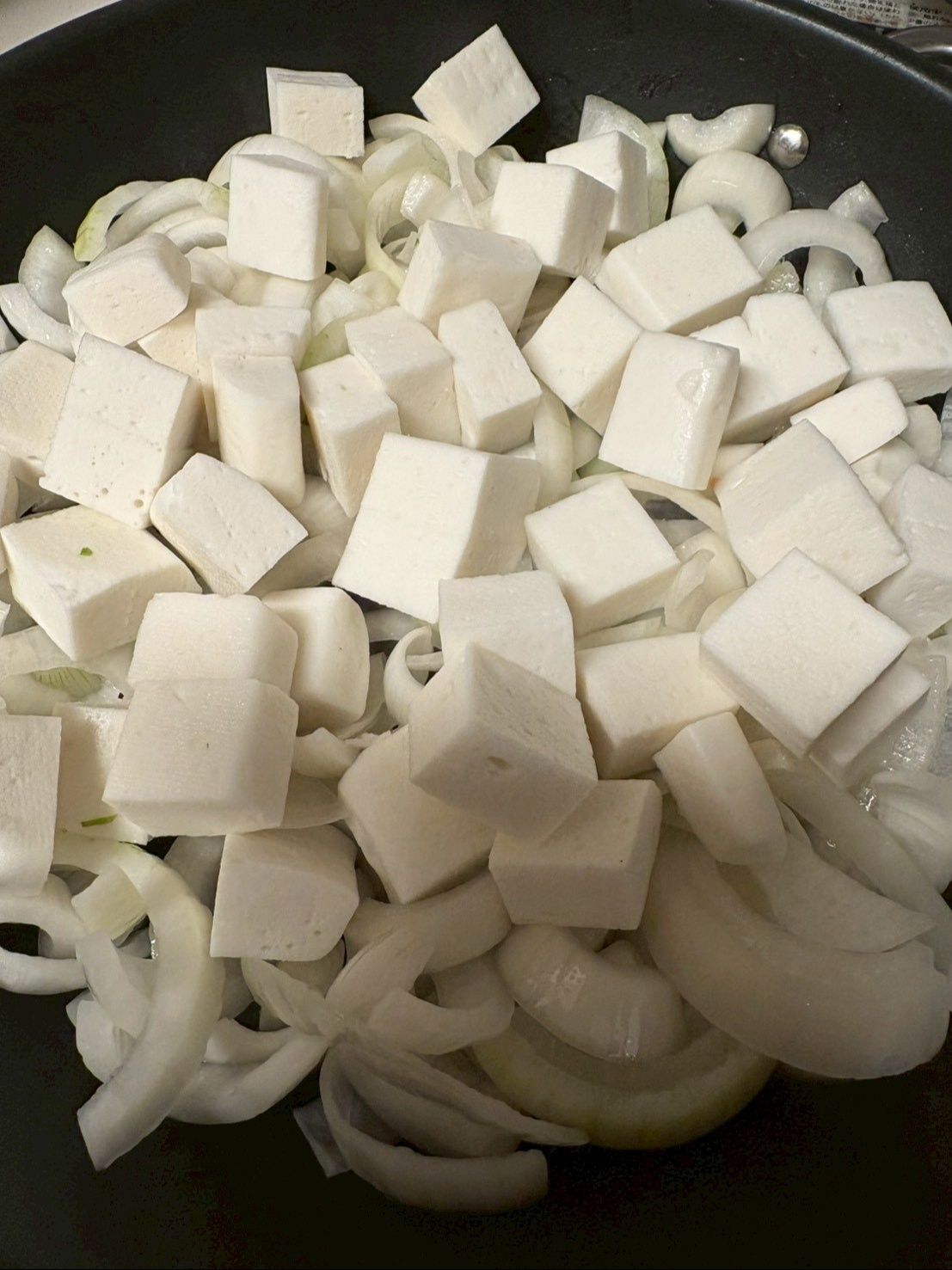 玉ねぎの上にはんぺんをバラシて乗せます。