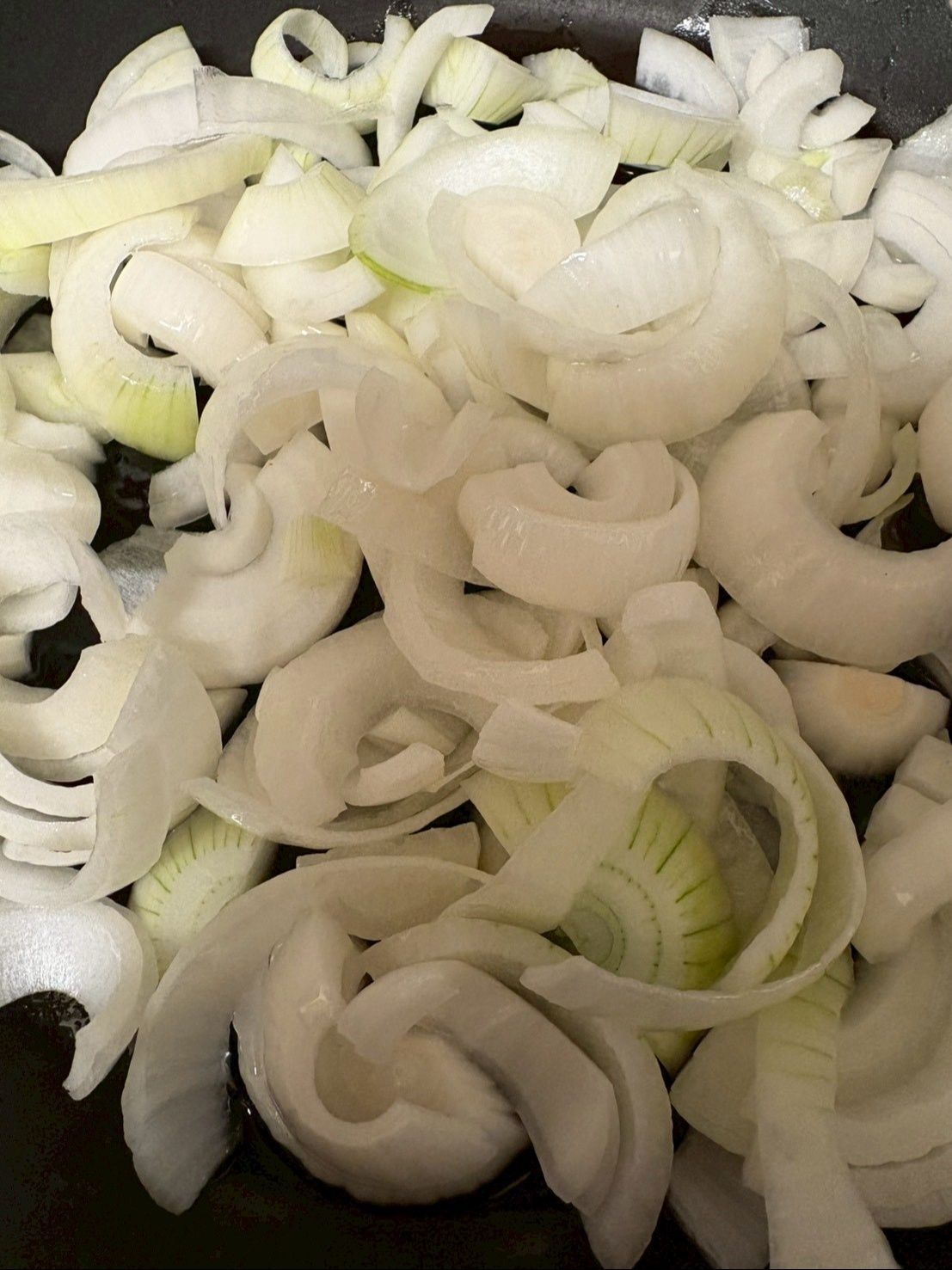 少量の油で玉ねぎをサッと炒めます。