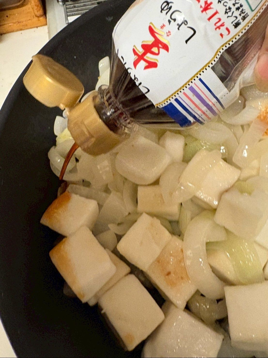 火を強め鍋肌に醤油をグルグルグルと回しながらかけます。