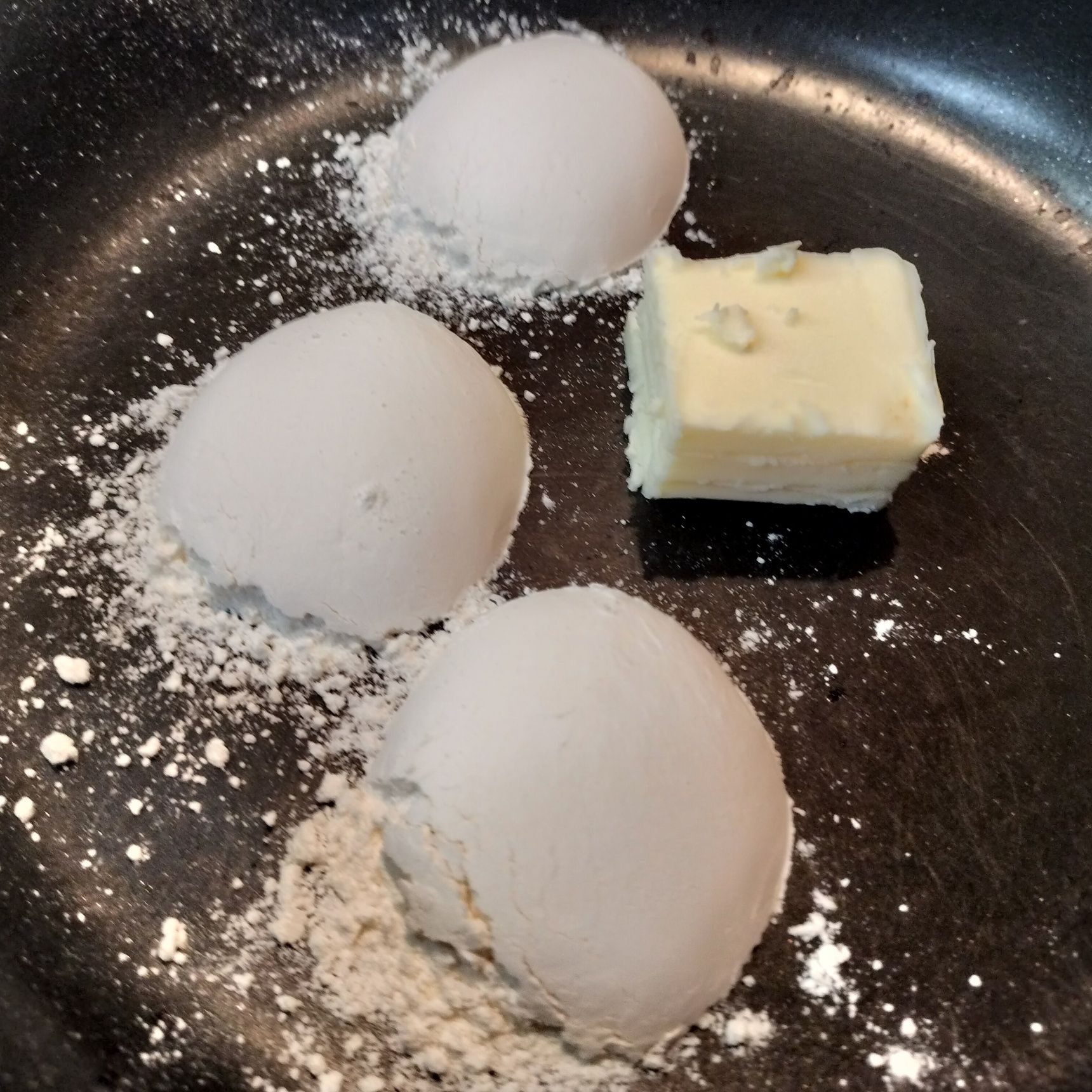 2、別フライパンに、バターと薄力粉を入れて、小麦色になるまで炒める→材料●を加えて炒める