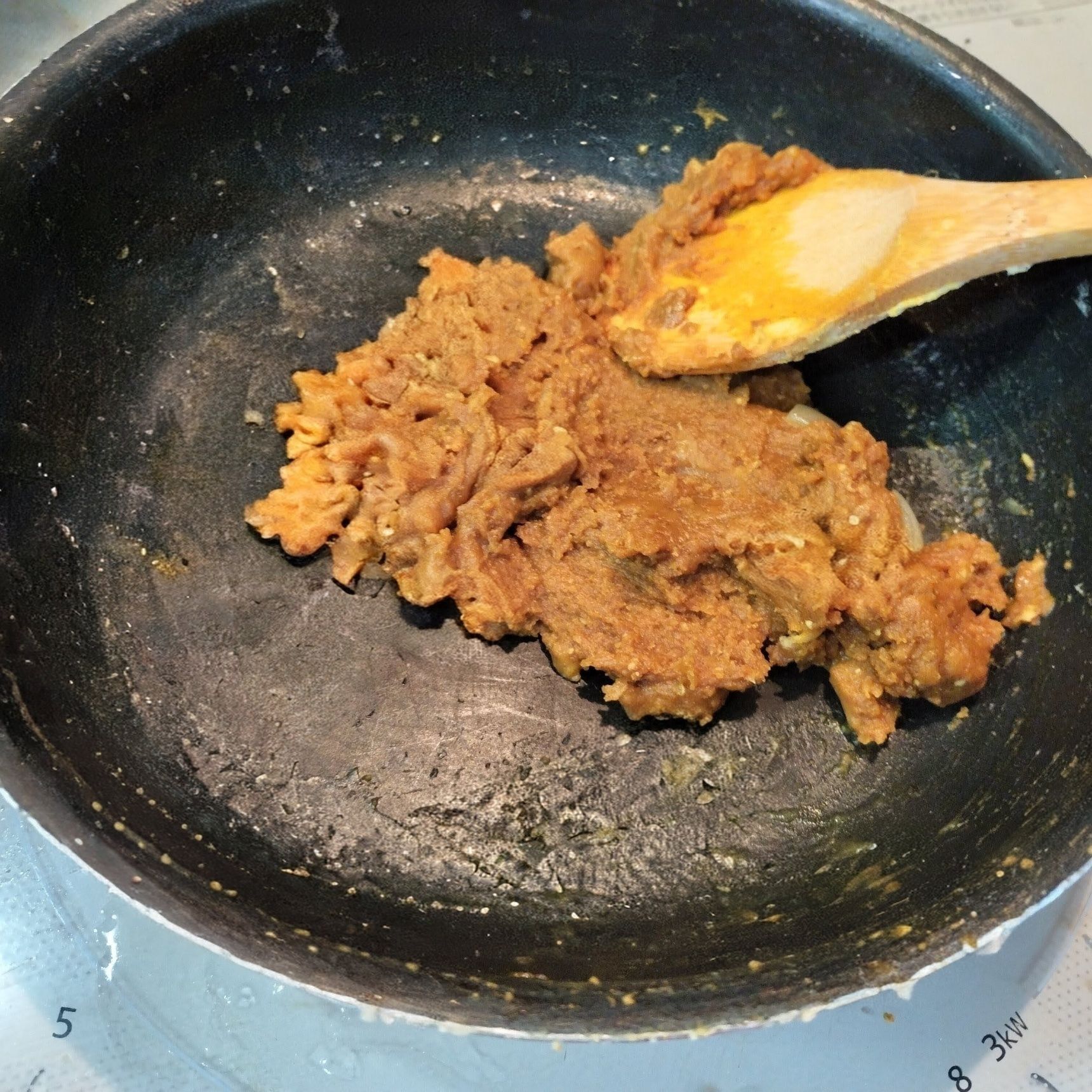 3、手順1の煮汁を手順2のフライパンに少量ずつ加えてなめらかにする