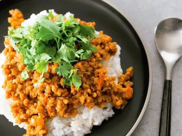 【やせる節約レシピ】あっさりドライカレーの作り方。ひき肉代わりの食材がとにかく優秀で驚きますよ♪