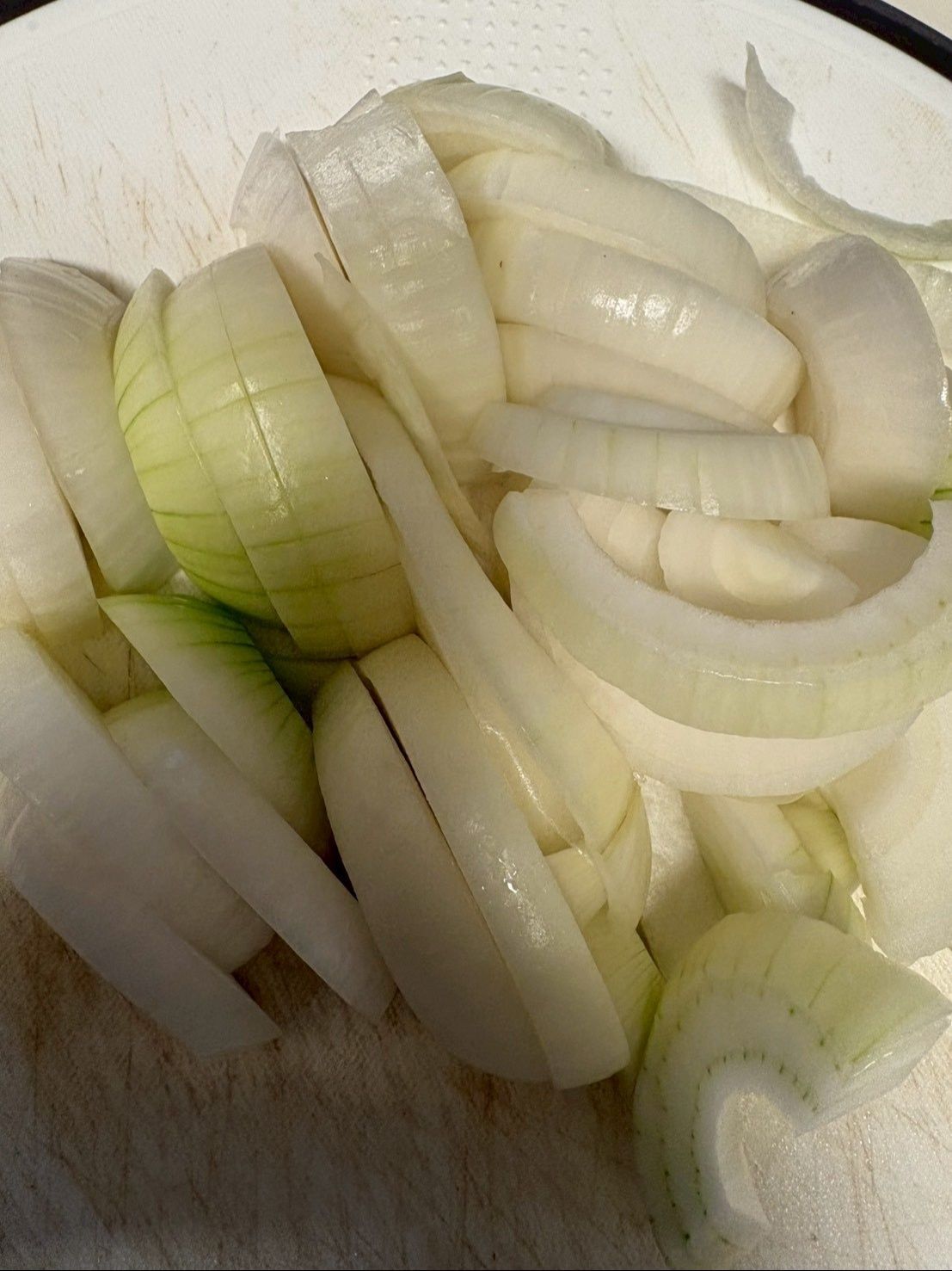 半分に切ってから箸で摘まみやすい大きさのざく切りにしました。