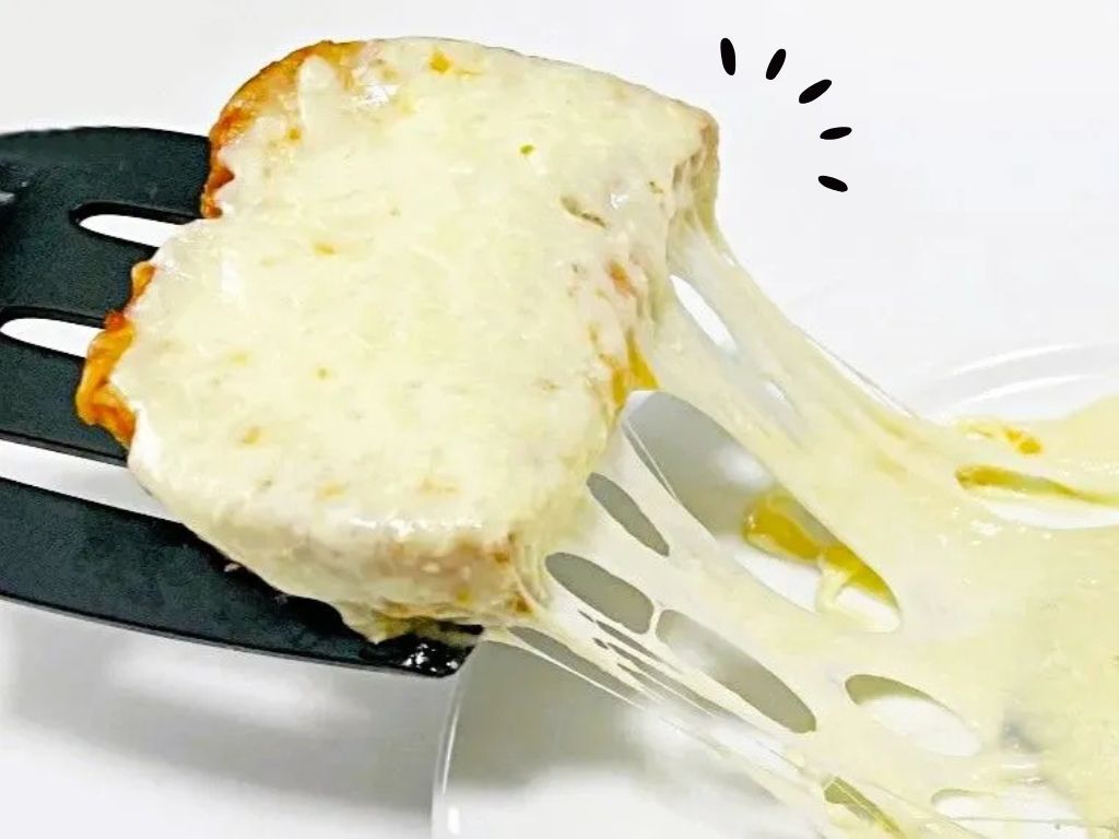 市販のピザ用チーズに混ぜるだけ。『絶品チーズ』を作る裏ワザ。とろけ具合が全然違うんです♪