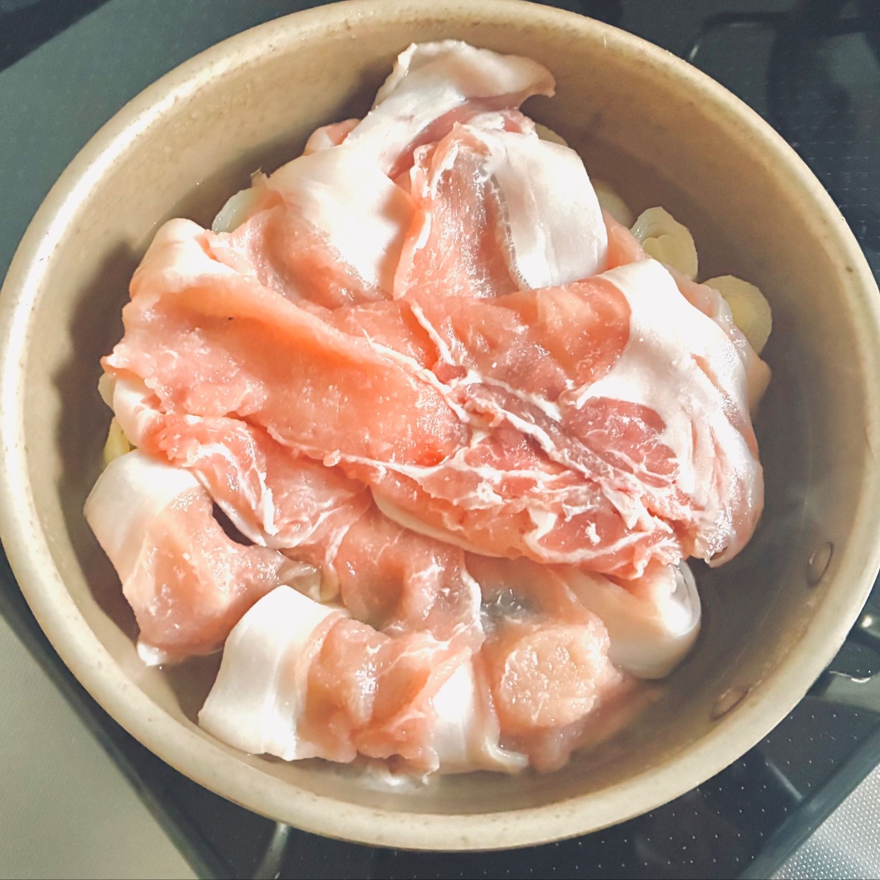 ネギの上に豚肉をならべて、蓋をしてさらに煮る。