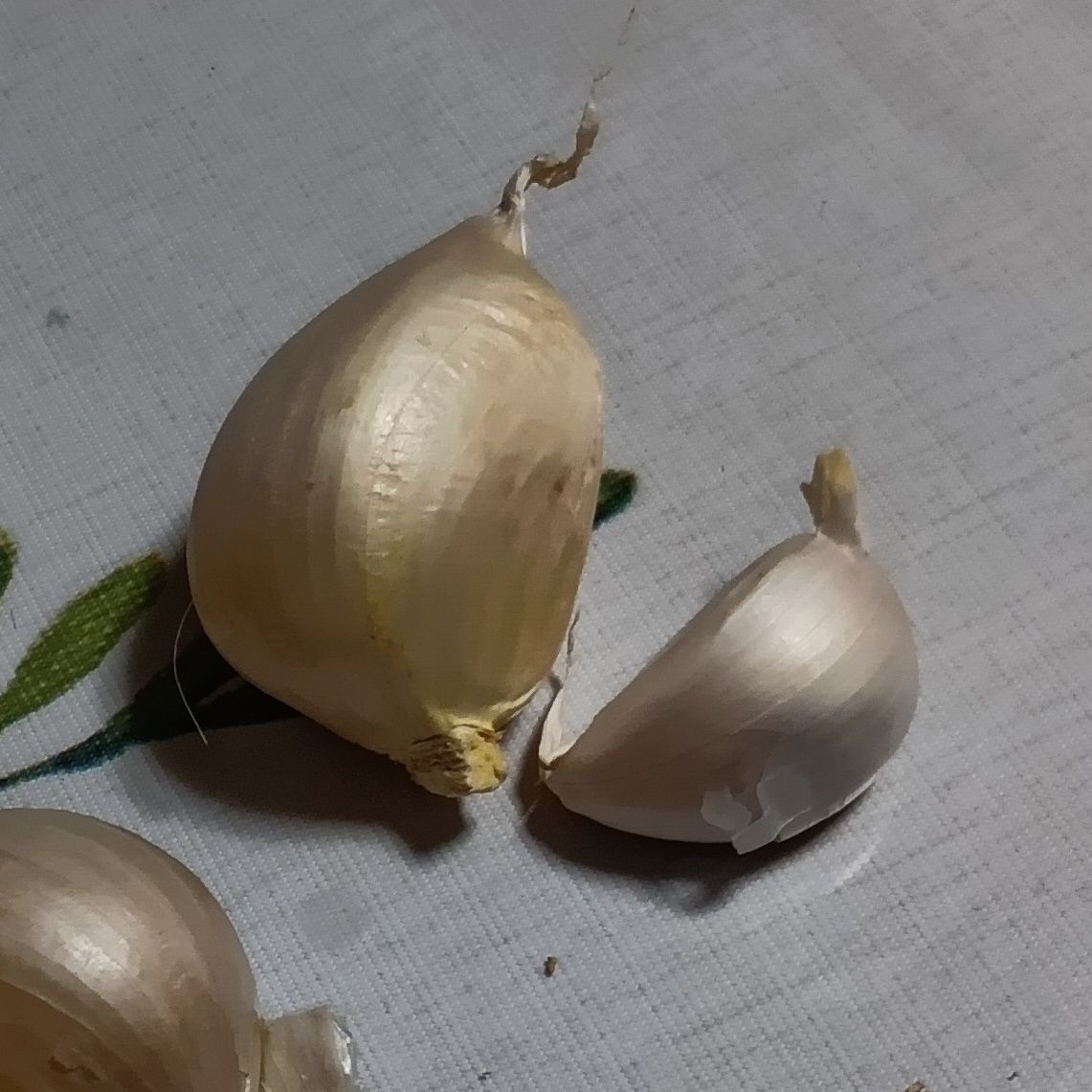 にんにくは中央アジアのキルギス周辺が原産とされる、ヒガンバナ科ネギ属の球根野菜です。